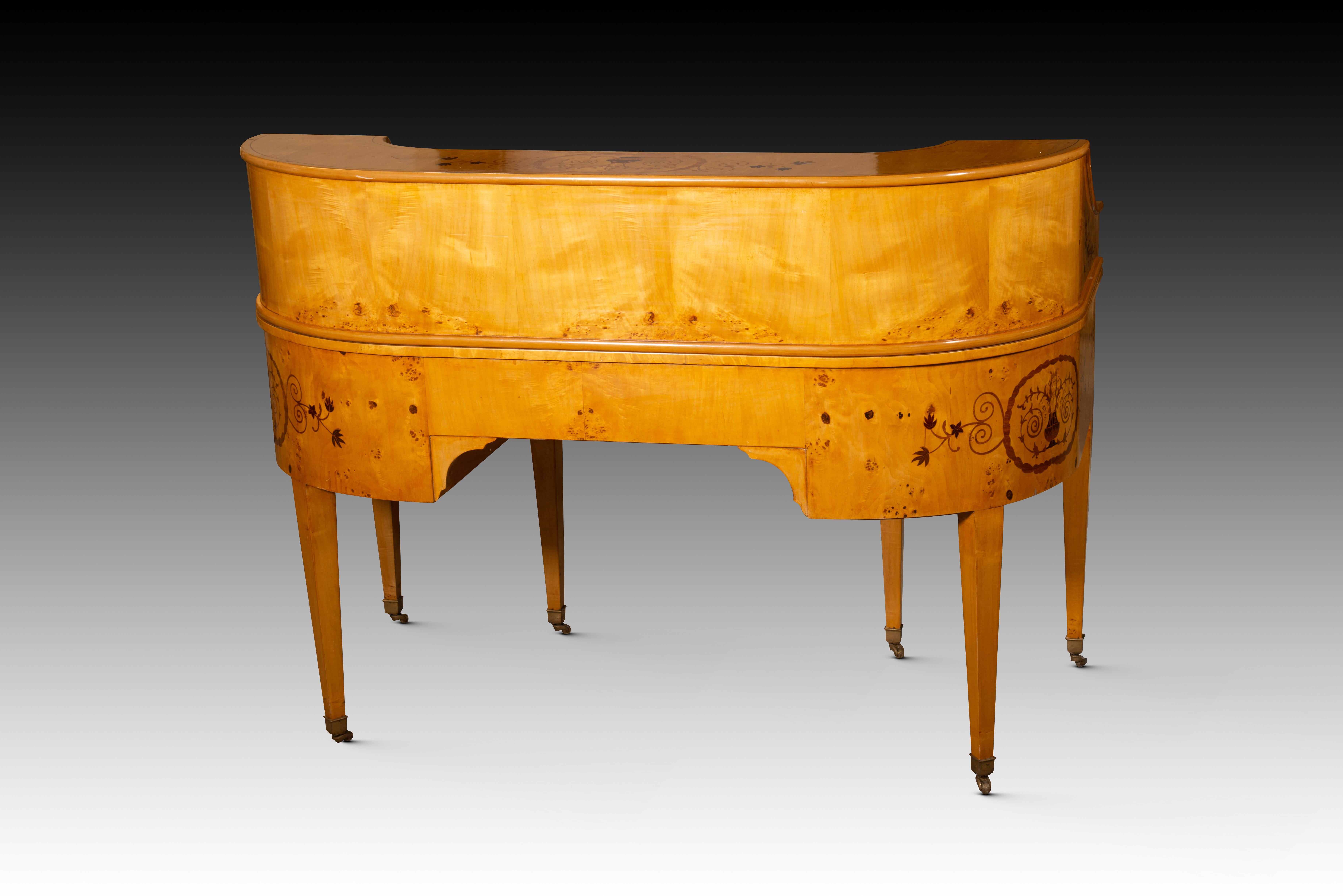 Bureau. Bois sculpté, métal. 20e siècle, d'après des modèles anciens. Bon état - En vente à Madrid, ES