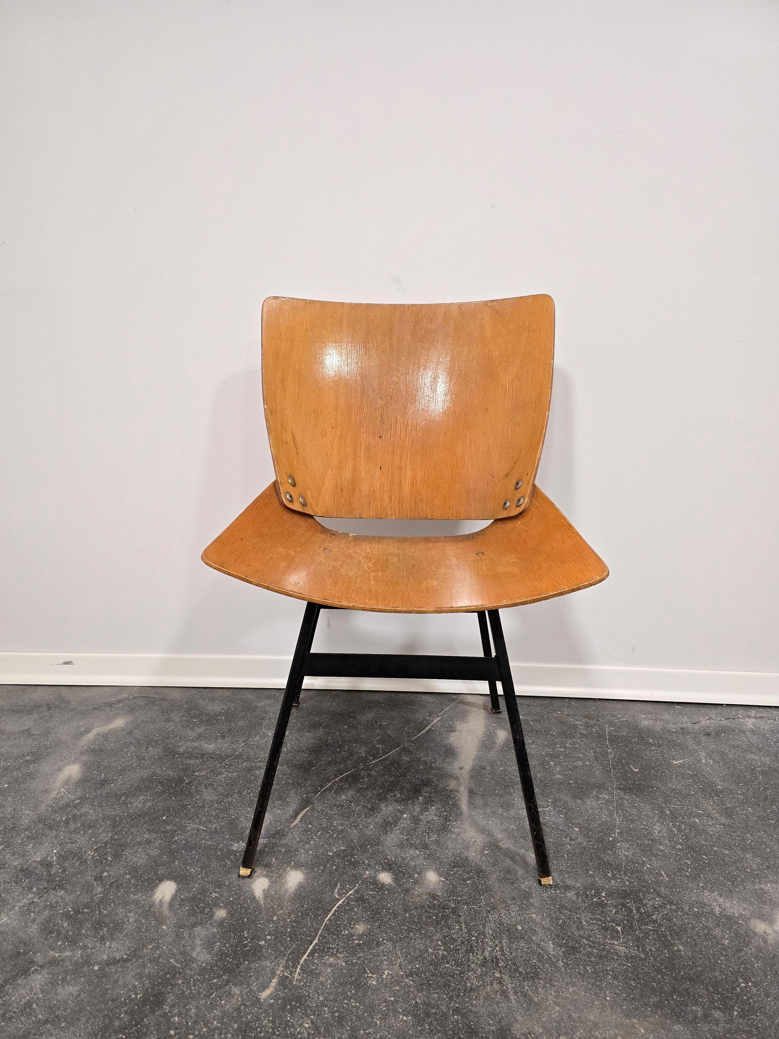Industrial look desk chair from 1950s.

Comfortable to sit in and rest a bit.

Proves to be a design classic.

Beautiful vintage patina.