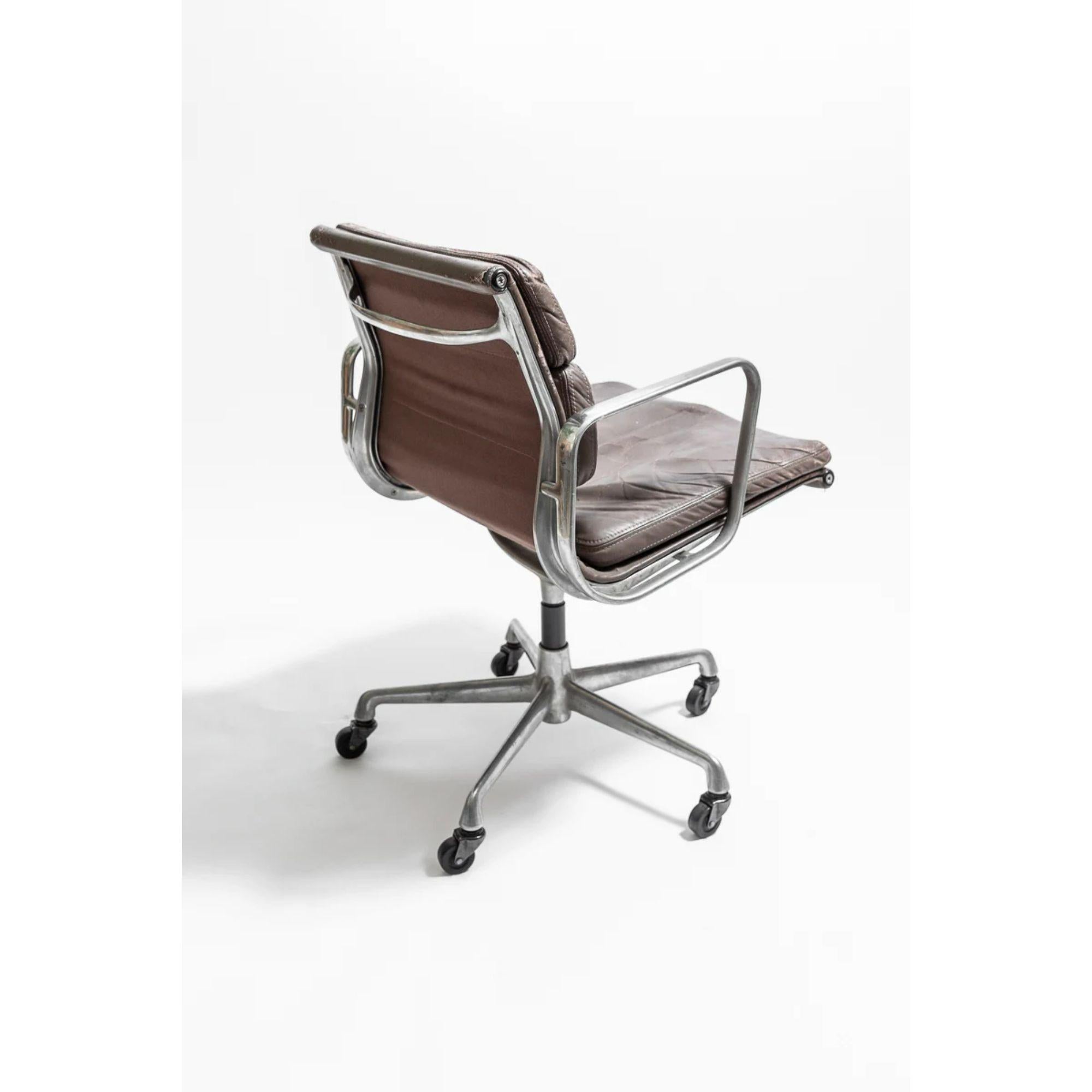 Chaise de bureau par Charles & Ray Eames pour Herman Miller, 1970

Cadre en aluminium. Estampillé du logo Herman Miller et de la référence 938-138.

Dimensions : H 78cm x L 58cm x P 58cm