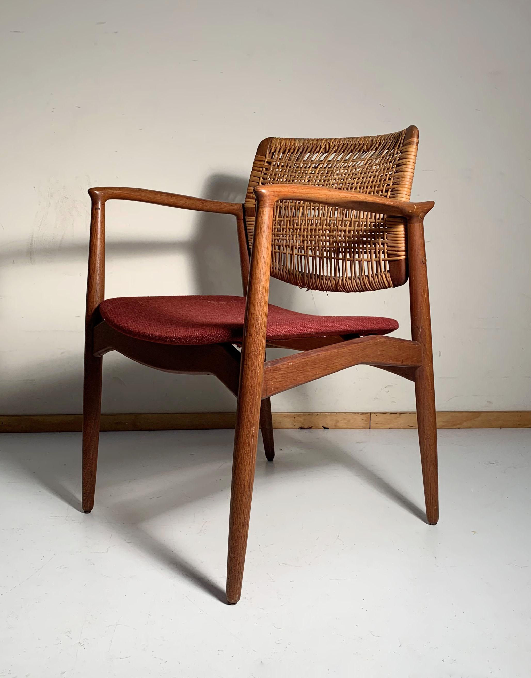 Cette chaise de bureau moderne danoise a été conçue par Erik Buch pour Ørum Møbelfabrik dans les années 1950-1960. Il présente un design organique, une structure en teck massif et un siège rembourré avec un dossier en rotin. Un bel exemple précoce