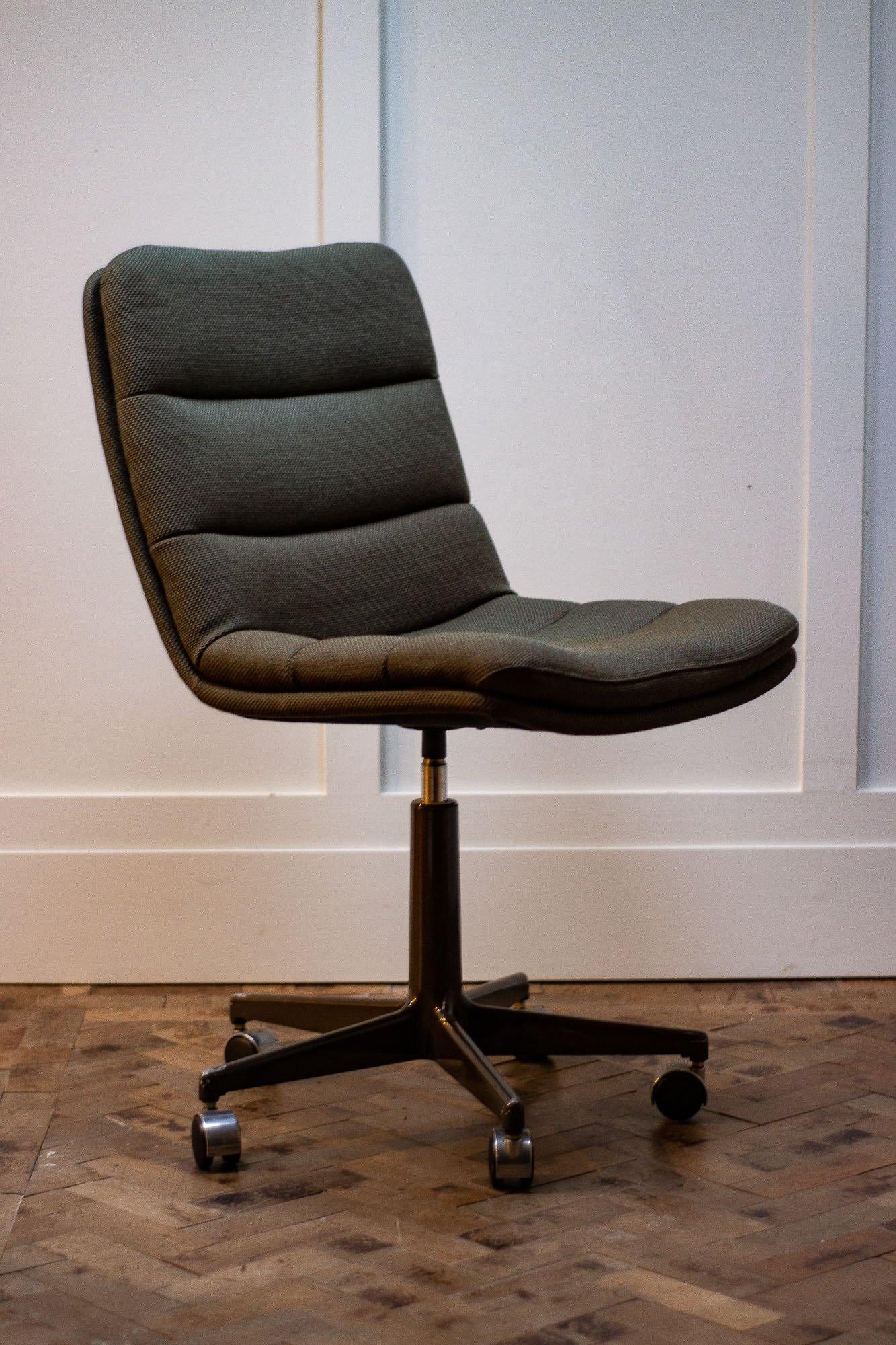 Beautiful desk chair by Geoffrey Harcourt for Artifort. 

This 1960s chair is in fabulous condition with the green material being extremely clean for it's age. 

Measures: Height - 94cm

Seat Height - 56cm 

Width - 51cm

Depth - 66cm.