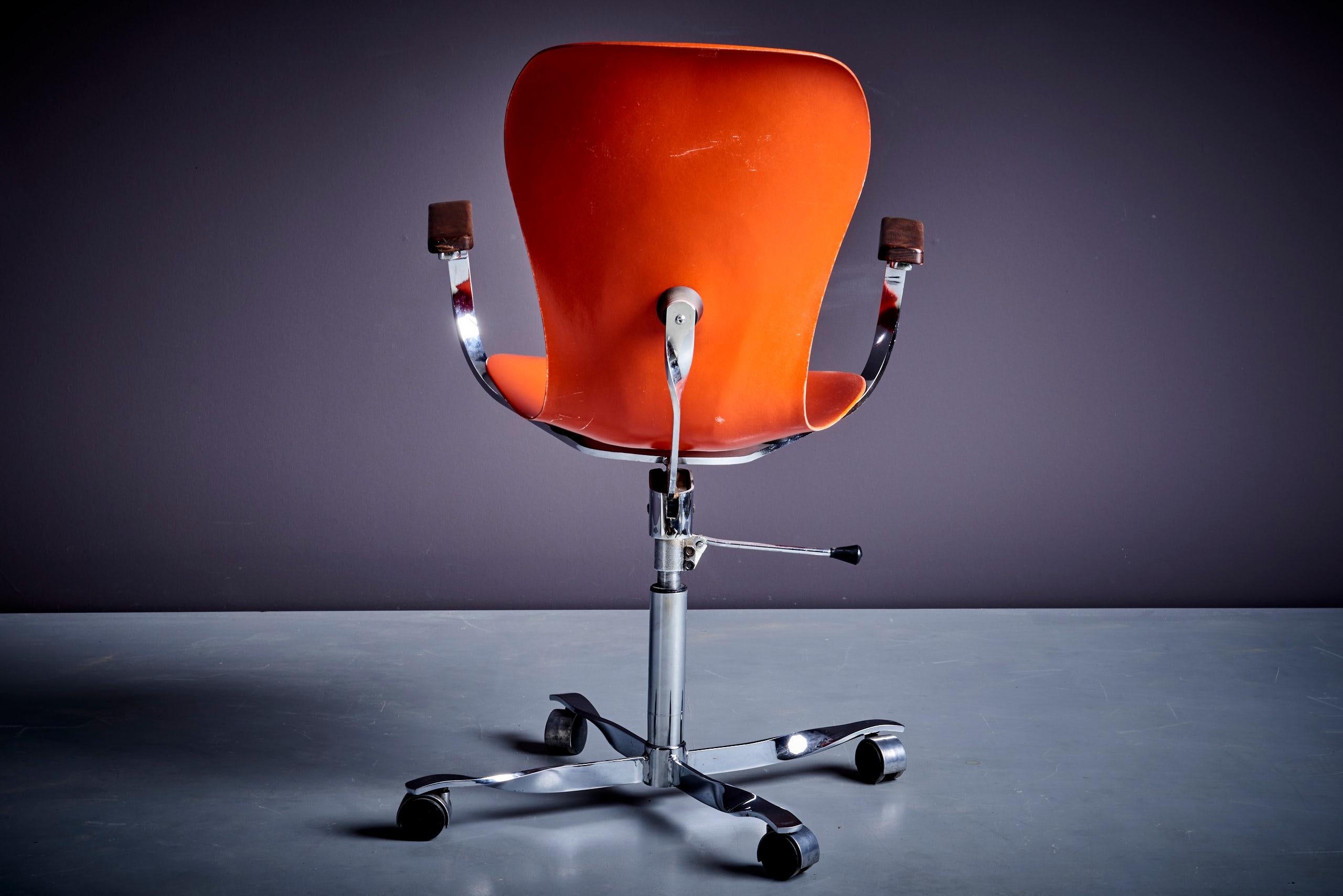 Rare desk chair by Gideon Kramer created 1962 for the worlds fair in Seattle.
Height is adjustable.