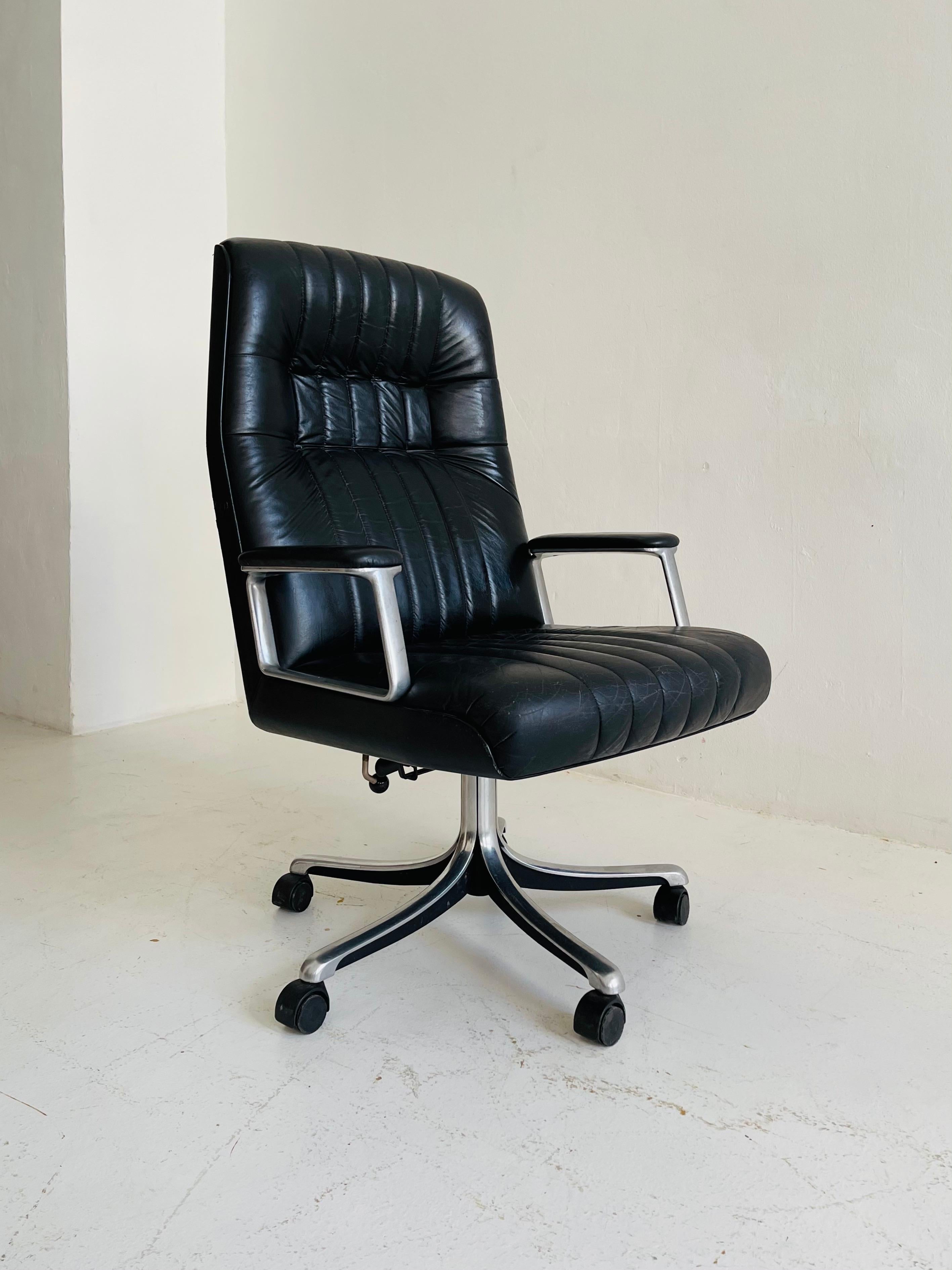 Desk Chair by Osvaldo Borsani for Tecno, Italy, 1960s In Good Condition In Vienna, AT