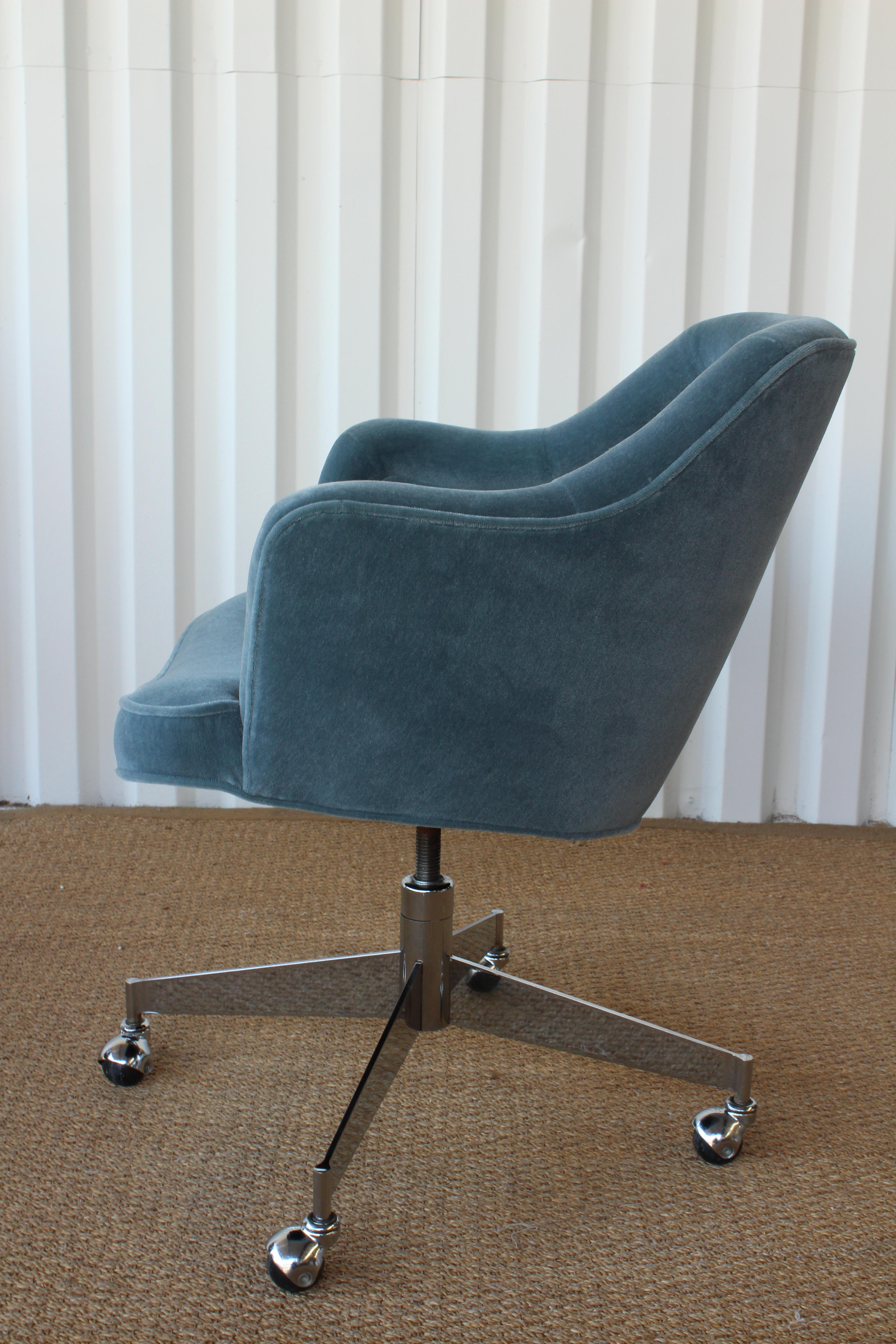 1960s desk chair newly uphoplstered in mohair fabric. Chrome-plated steel base. Minor oxidation on the base.