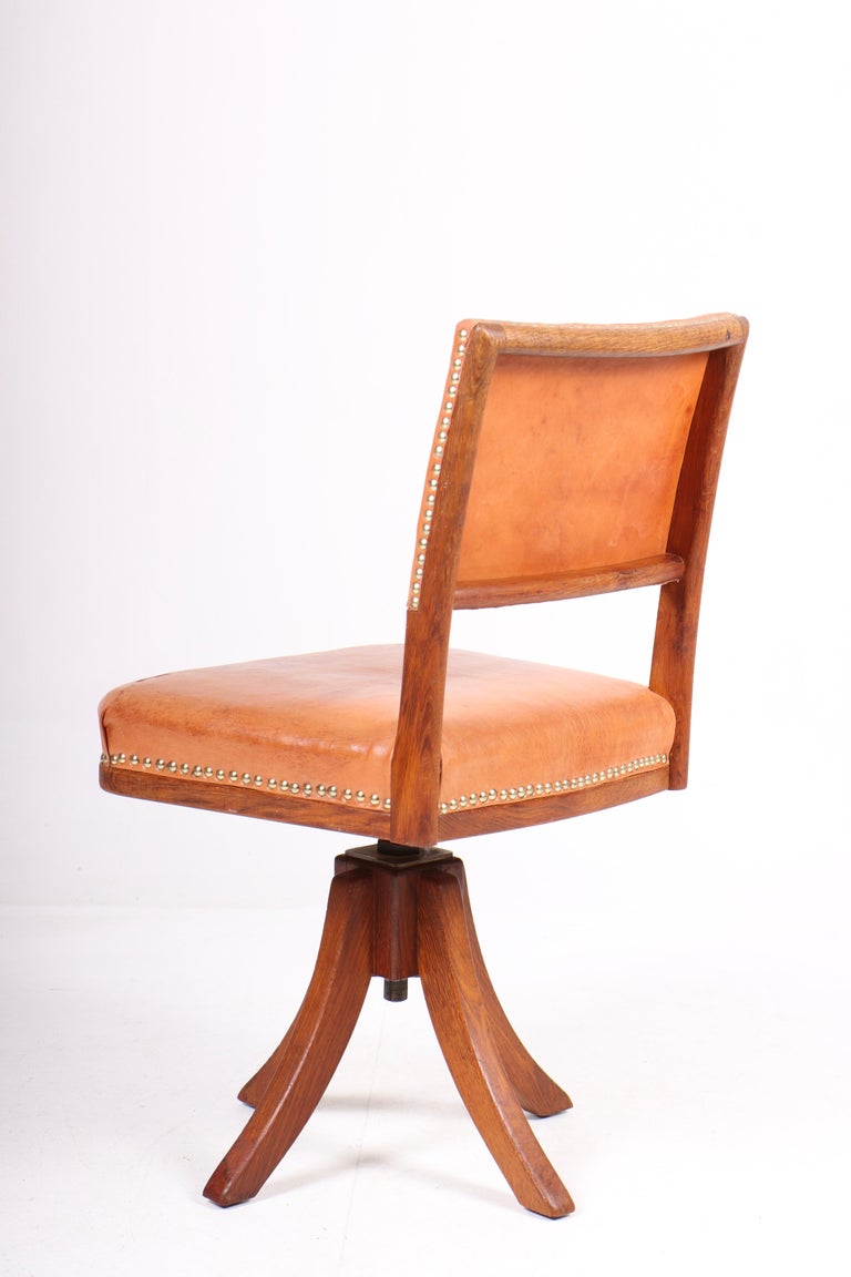 Desk Chair in Patinated Leather and Oak by Danish Cabinetmaker Frits Henningsen In Good Condition For Sale In Lejre, DK