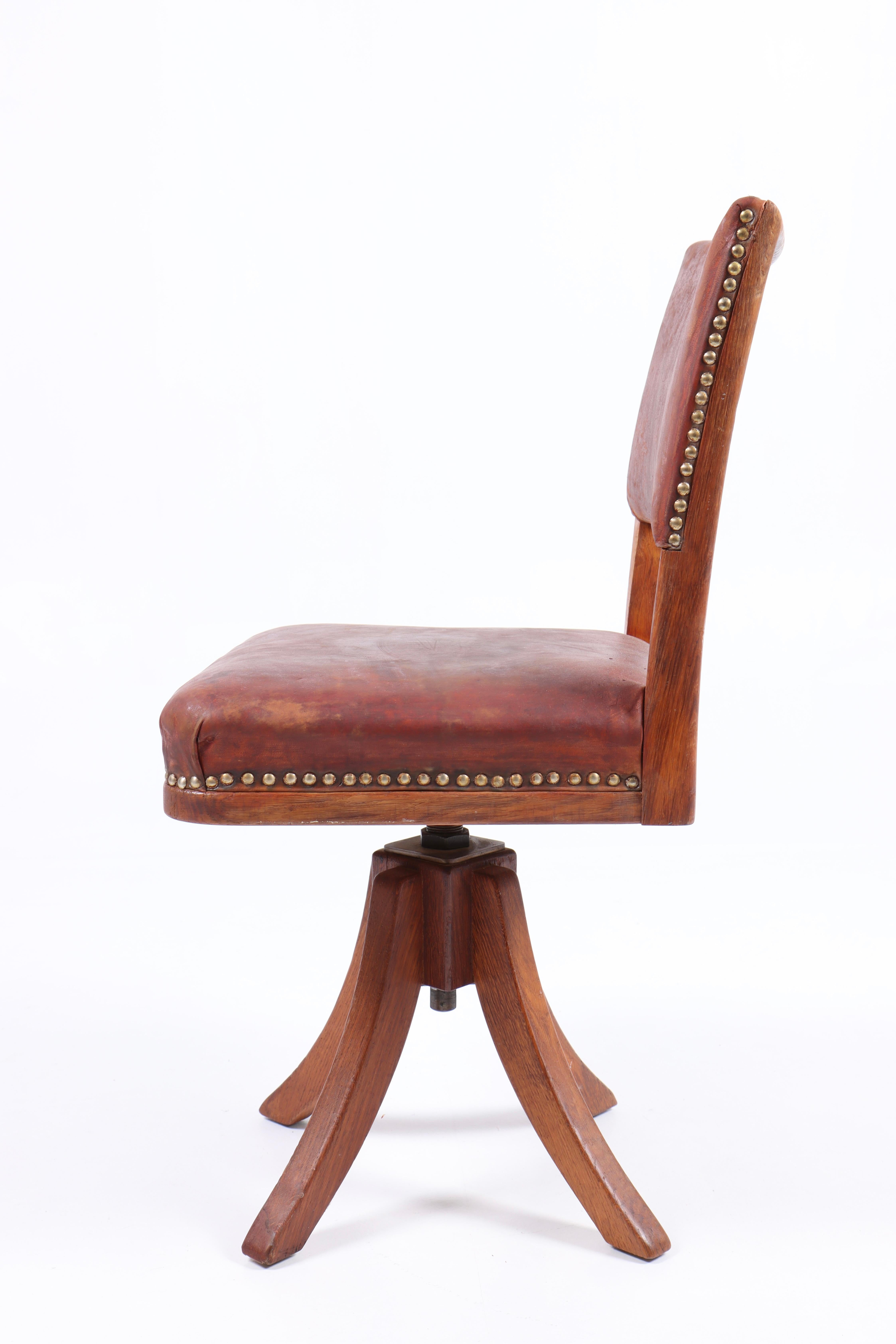 Desk Chair in Patinated Leather and Oak by Danish Cabinetmaker Frits Henningsen In Good Condition For Sale In Lejre, DK