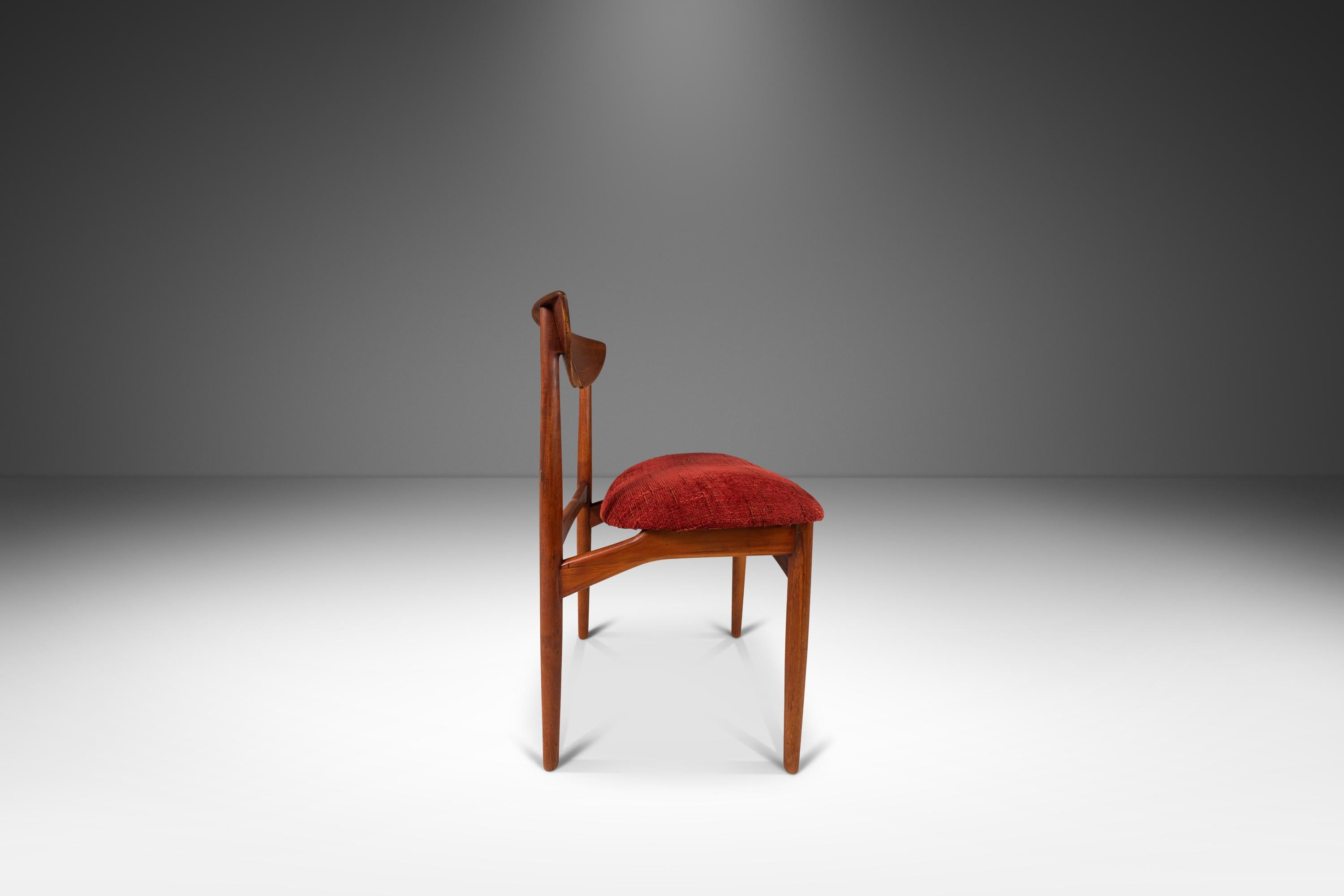 Voici une rare chaise latérale/de bureau en teck de Kurt Østervig pour International Designers, fabriquée dans les années 1960 au Danemark. Cette chaise désormais emblématique est construite en teck massif de Birmanie, mettant en valeur la beauté