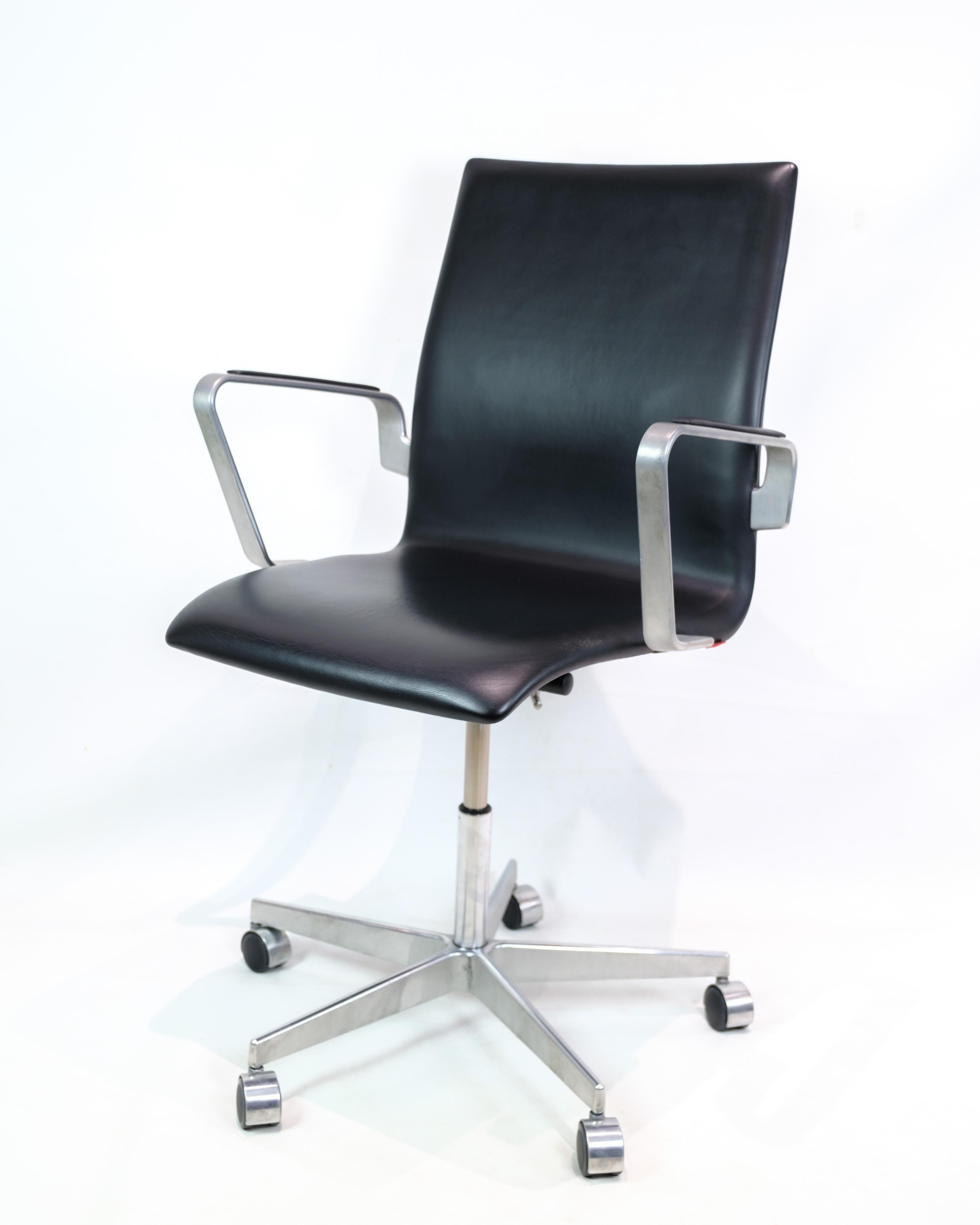 This Desk chair is a classic representation of Danish design heritage from the 1980s. The model, known as 3271W Oxford, was designed by the famous Arne Jacobsen and produced by Fritz Hansen. The chair has an elegant and timeless aesthetic with a