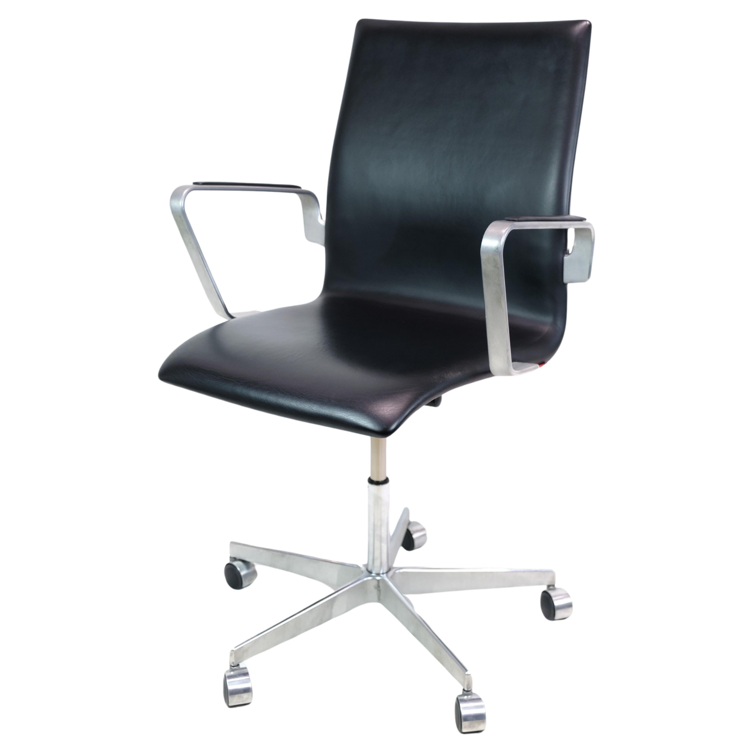 Desk chair, Model 3271W Oxford in Black Leather by Arne Jacobsen from 1980 For Sale