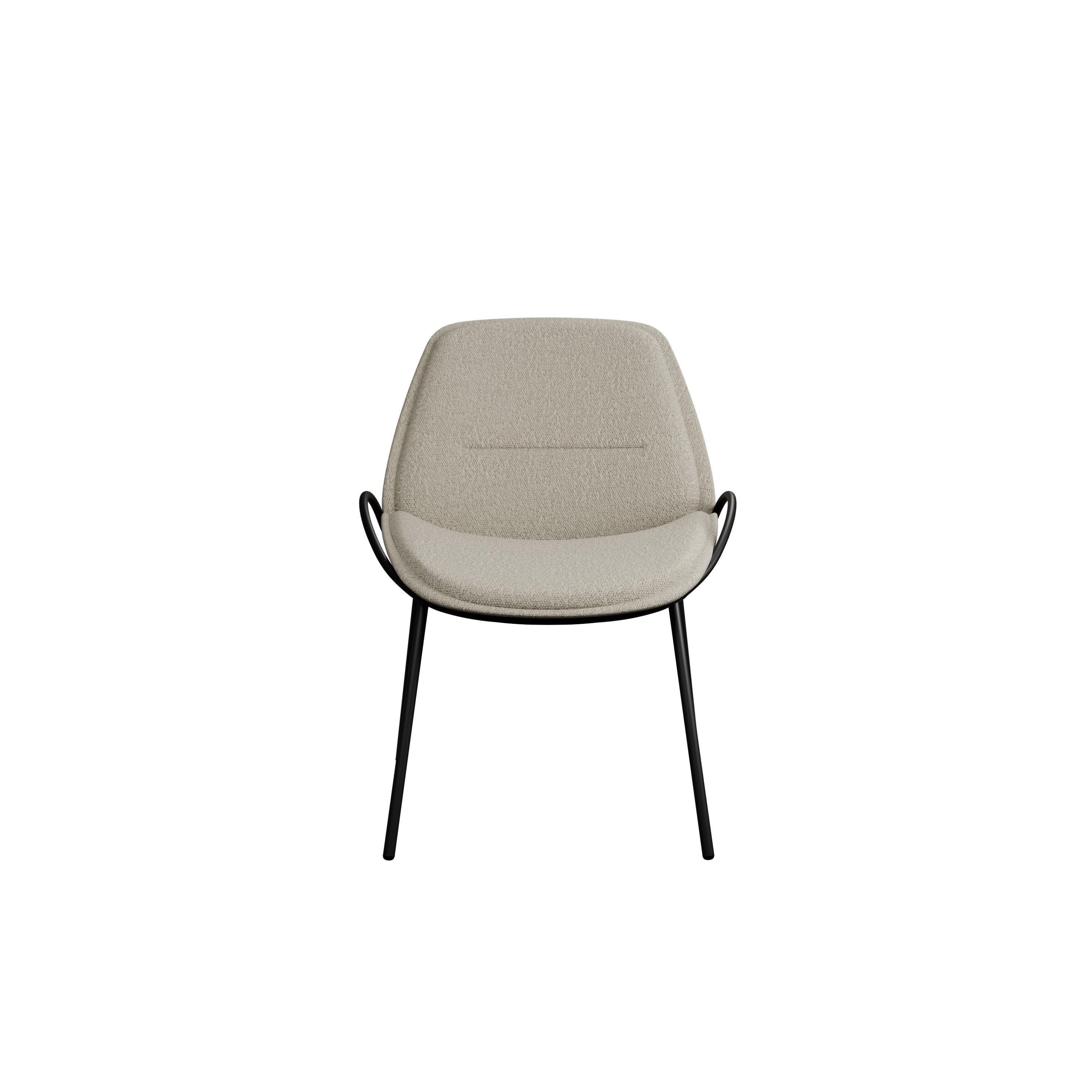 Diseñada pensando tanto en el comedor como en el escritorio, la silla Much con medios brazos es una silla versátil que ofrece una solución única y elegante para tu hogar.

Fabricado con una robusta estructura de hierro epoxi negro, Munch emana una
