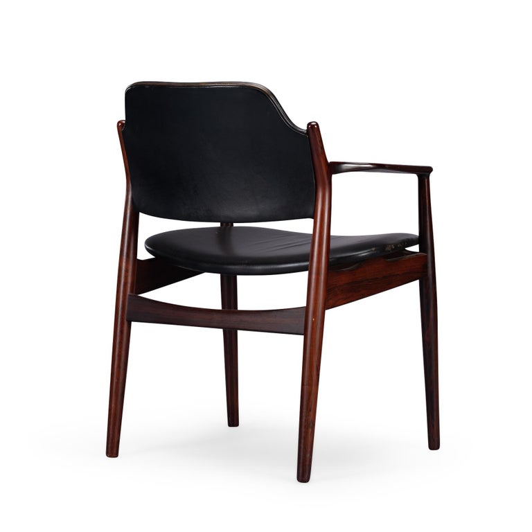 Vintage armchair
Remarkably Arne Vodder chair by Sibast.
The leather of this Arne Vodder designed chair is stil in real good shape. Designated by Sibast as chair No. 62A it comes with elegantly shaped backrest and a seat that seems to be assembled