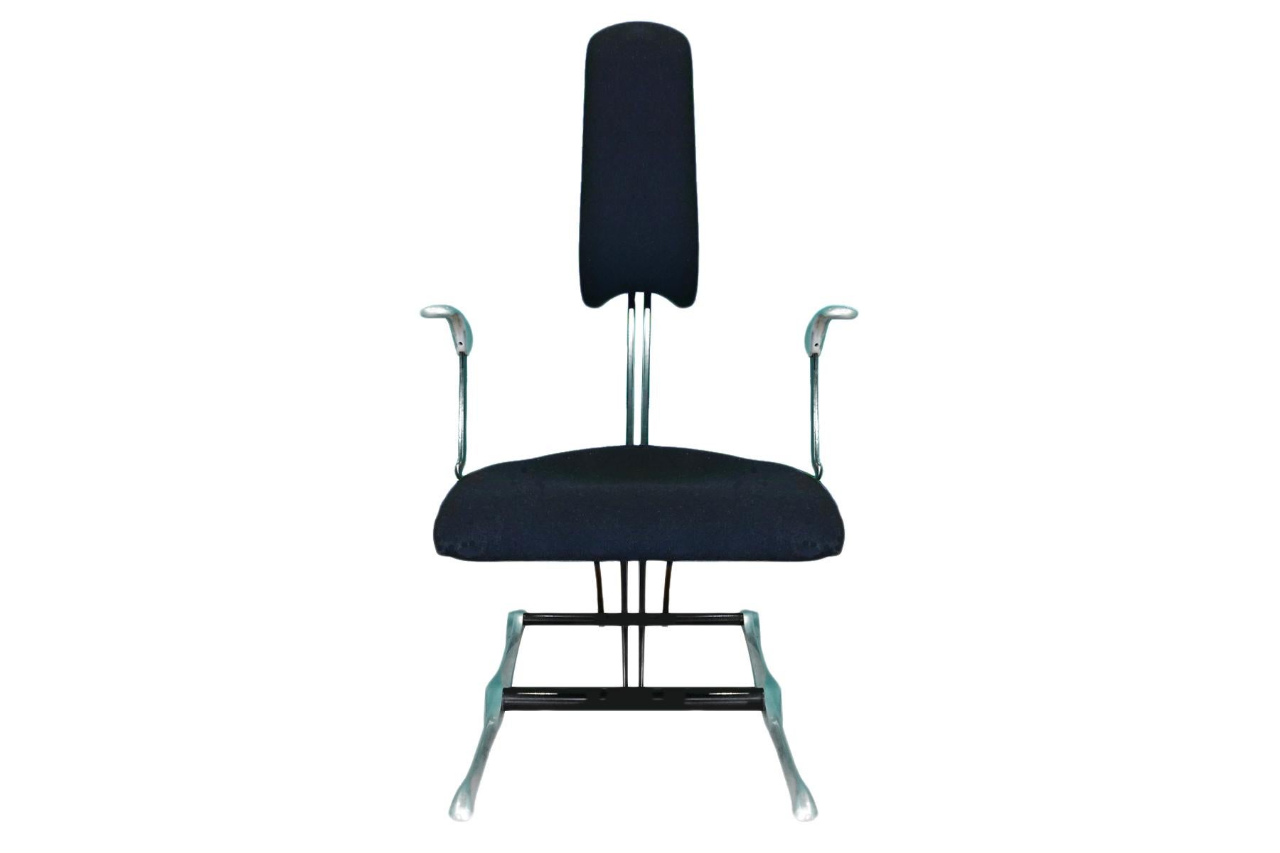 Vintage Hille Meridio posturepedic Stuhl in schwarzem Stoff und Aluminium entworfen von Michael Dye. 

Hille wurde 1906 von dem russischen Emigranten Salamon Hille gegründet und hat eine lange und bedeutende Geschichte im britischen Möbeldesign. Am