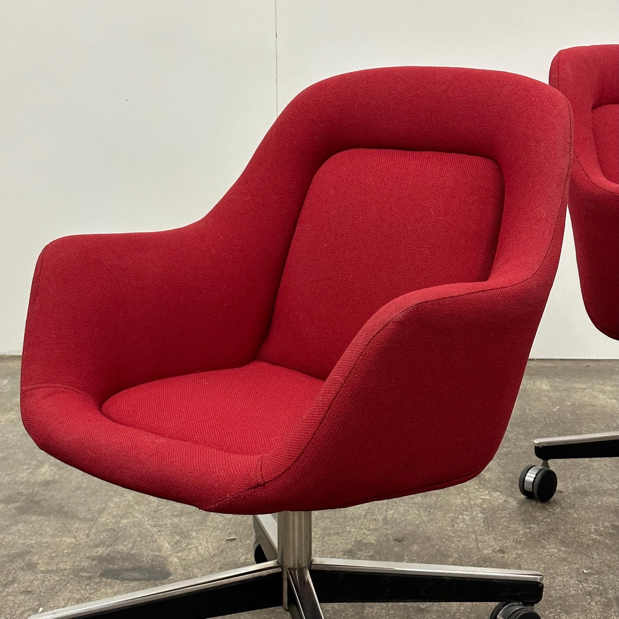 c. 1970s. Price is for the set. Contact us if you’d like to purchase a single item. Pair of desk chairs by Knoll, fully upholstered with swivel base. 