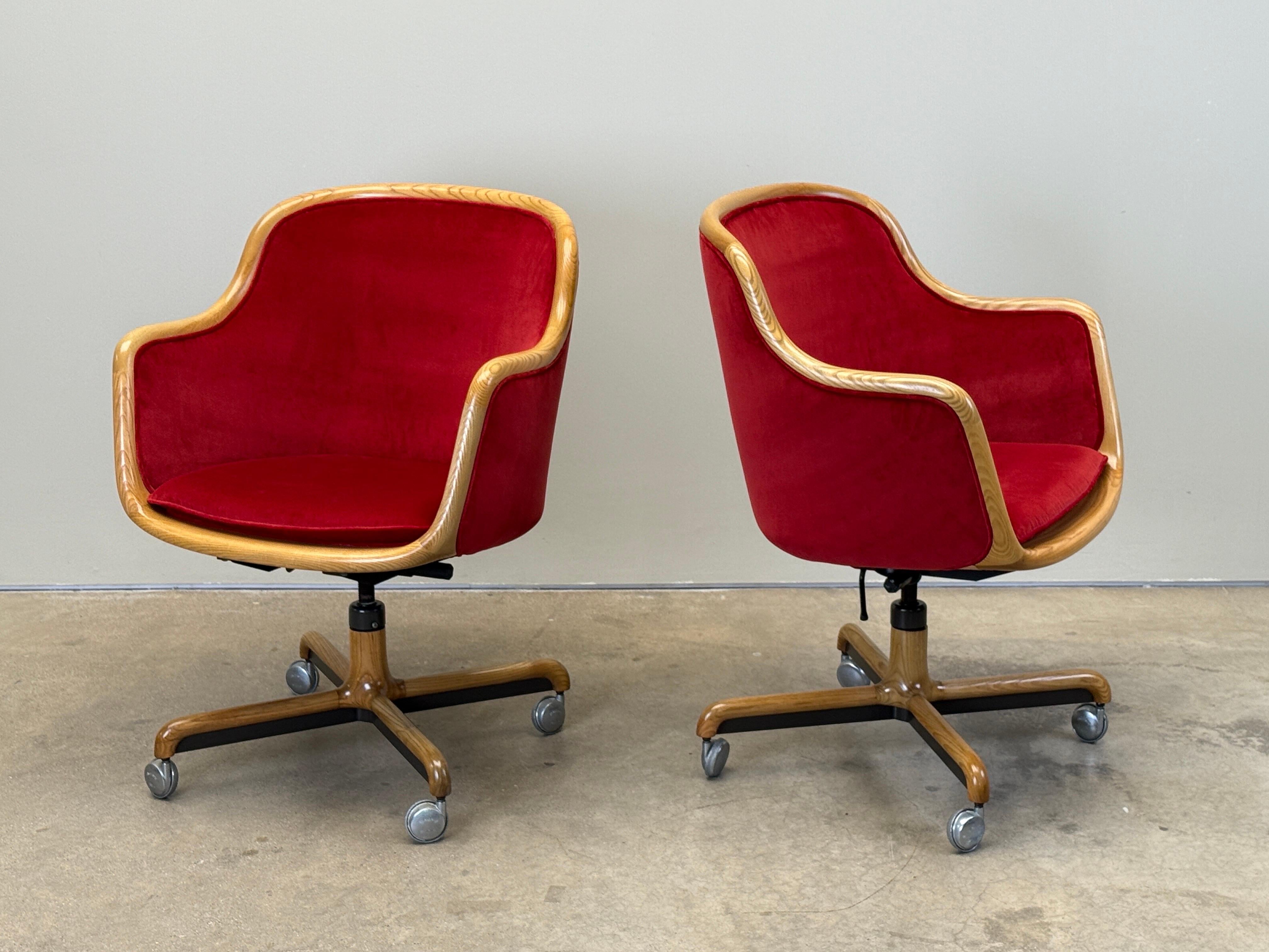 Chaise de bureau inclinable et réglable en hauteur de Ward Bennett. Châssis en frêne réaménagé avec un nouveau revêtement en velours de soie. Deux chaises assorties disponibles. 