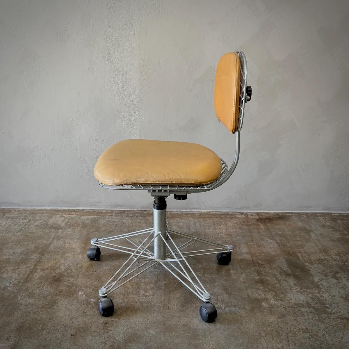 Zwei Schreibtischstühle, die ursprünglich aus dem Centre Pompidou stammen und von Michel Cadestin und Georges Laurent entworfen wurden, verkörpern die Quintessenz des französischen modernistischen Designs. Mit ihren eleganten Metallrahmen und