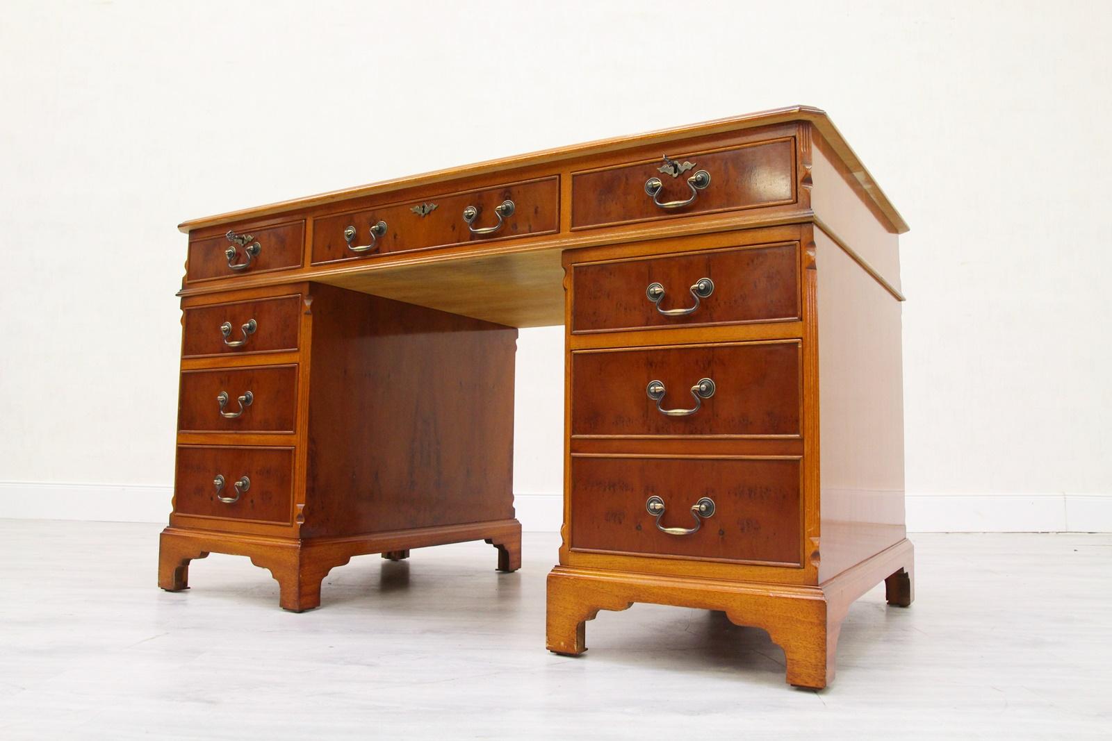 Desk Chesterfield Leather Antique Table English Colonial Style For Sale 6