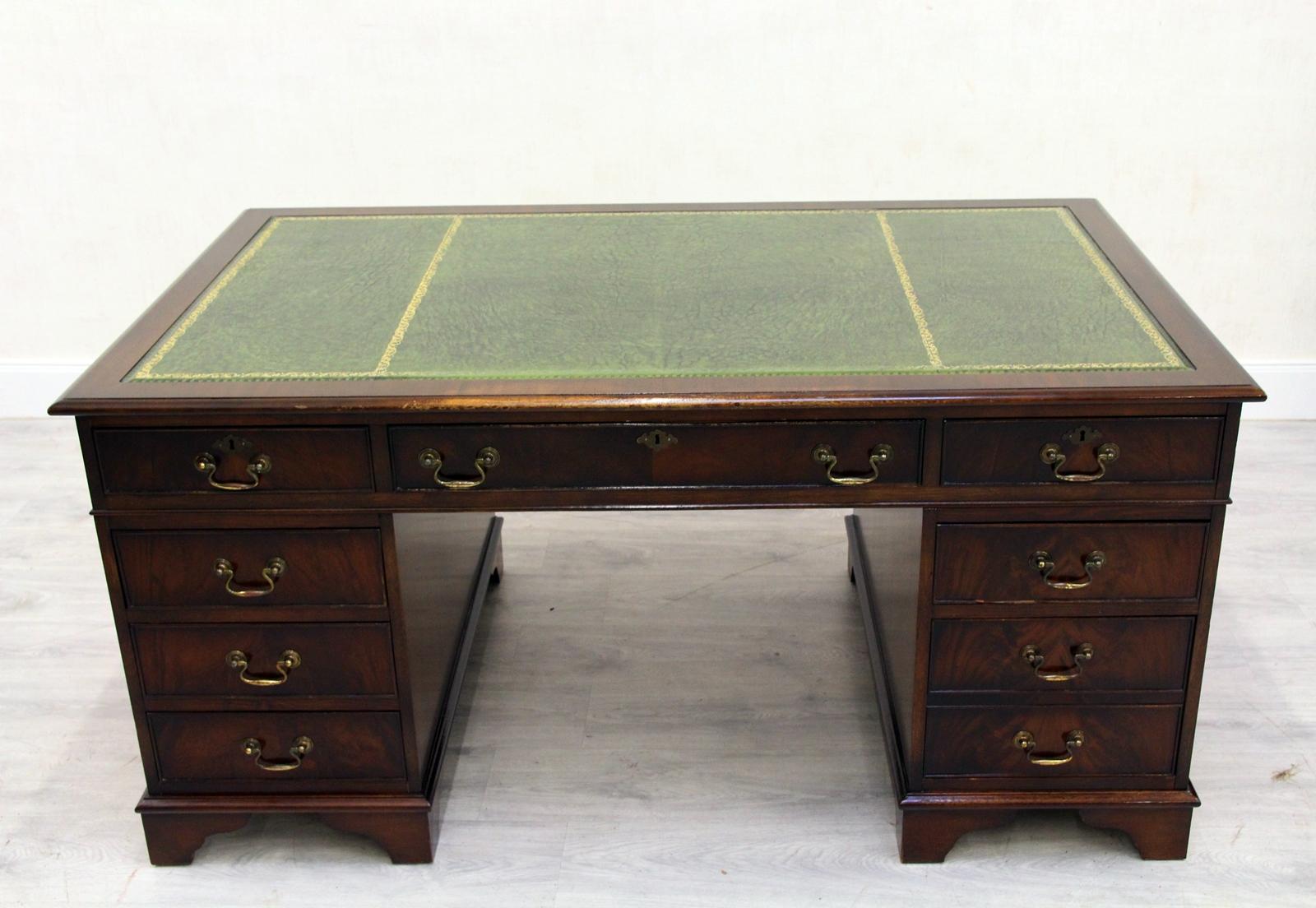 Desk Chesterfield Leather Antique Table English Colonial Style In Good Condition In Lage, DE