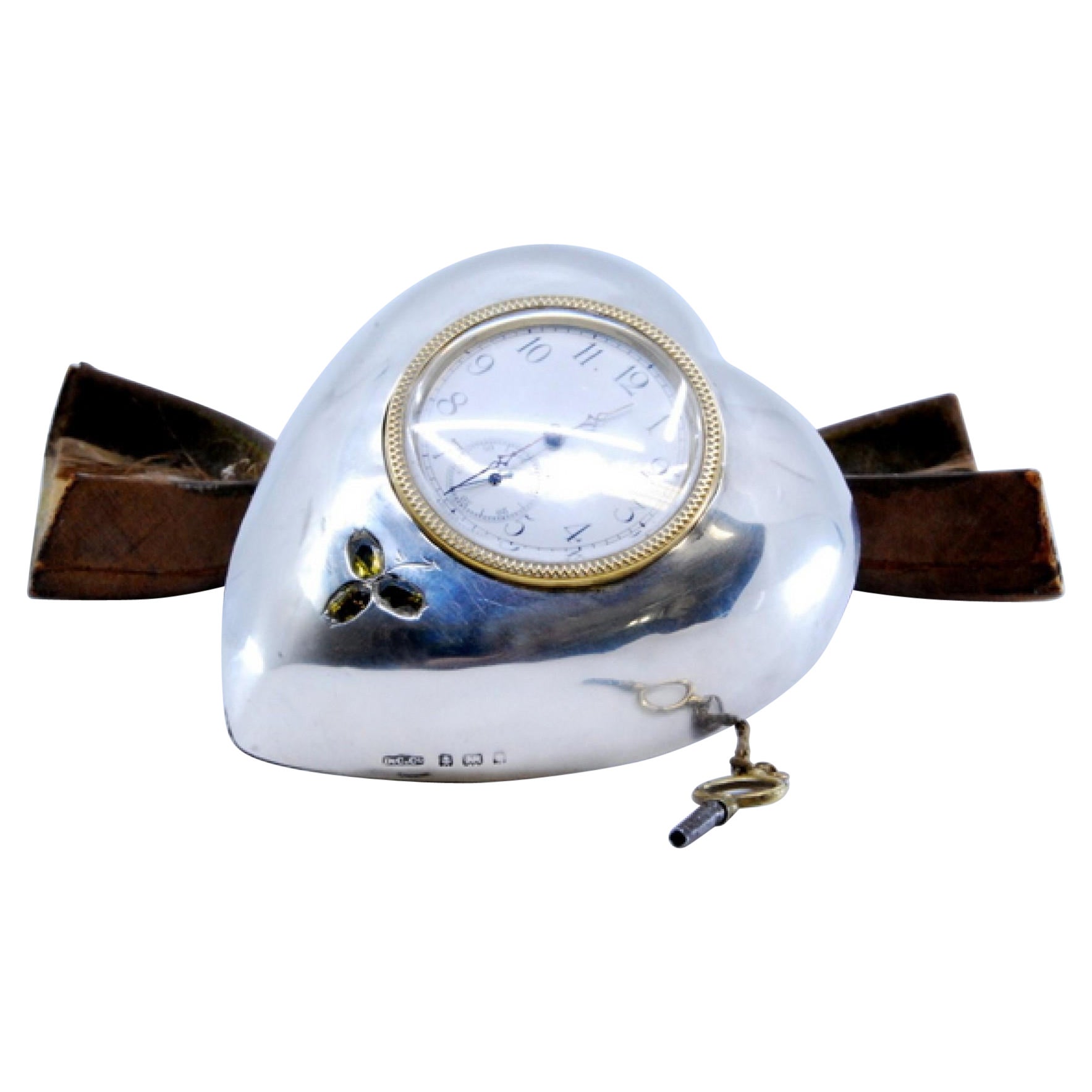 Schreibtischuhr in einem herzförmigen Silbergehäuse im Angebot