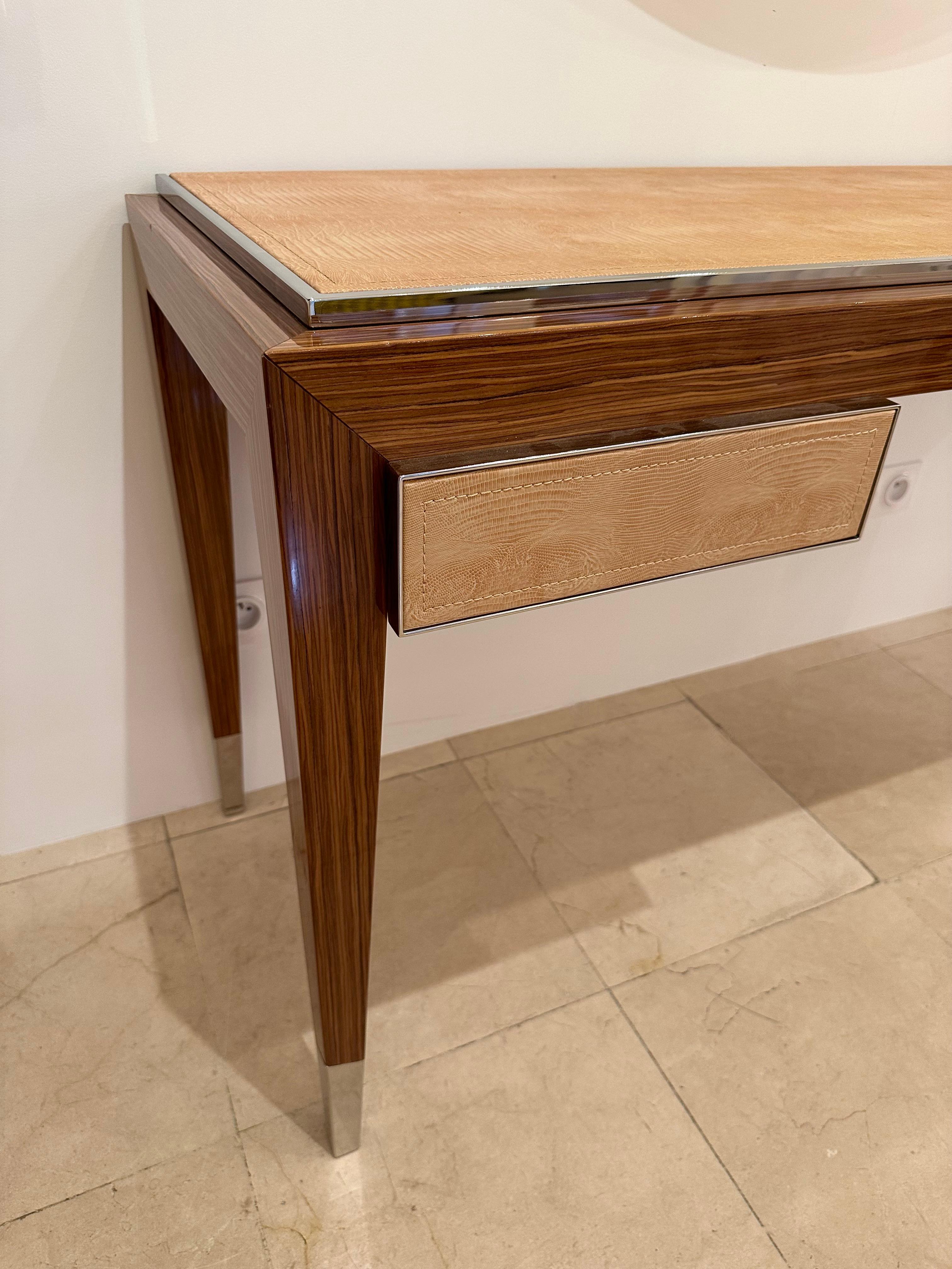 High manufacturing writing desk or console table in zebrano wood, metal and leather by the italian design manufacture Gervasoni. 2 drawers with a slow sliding high quality system. In a Mid-Century Modern Art Deco style.
