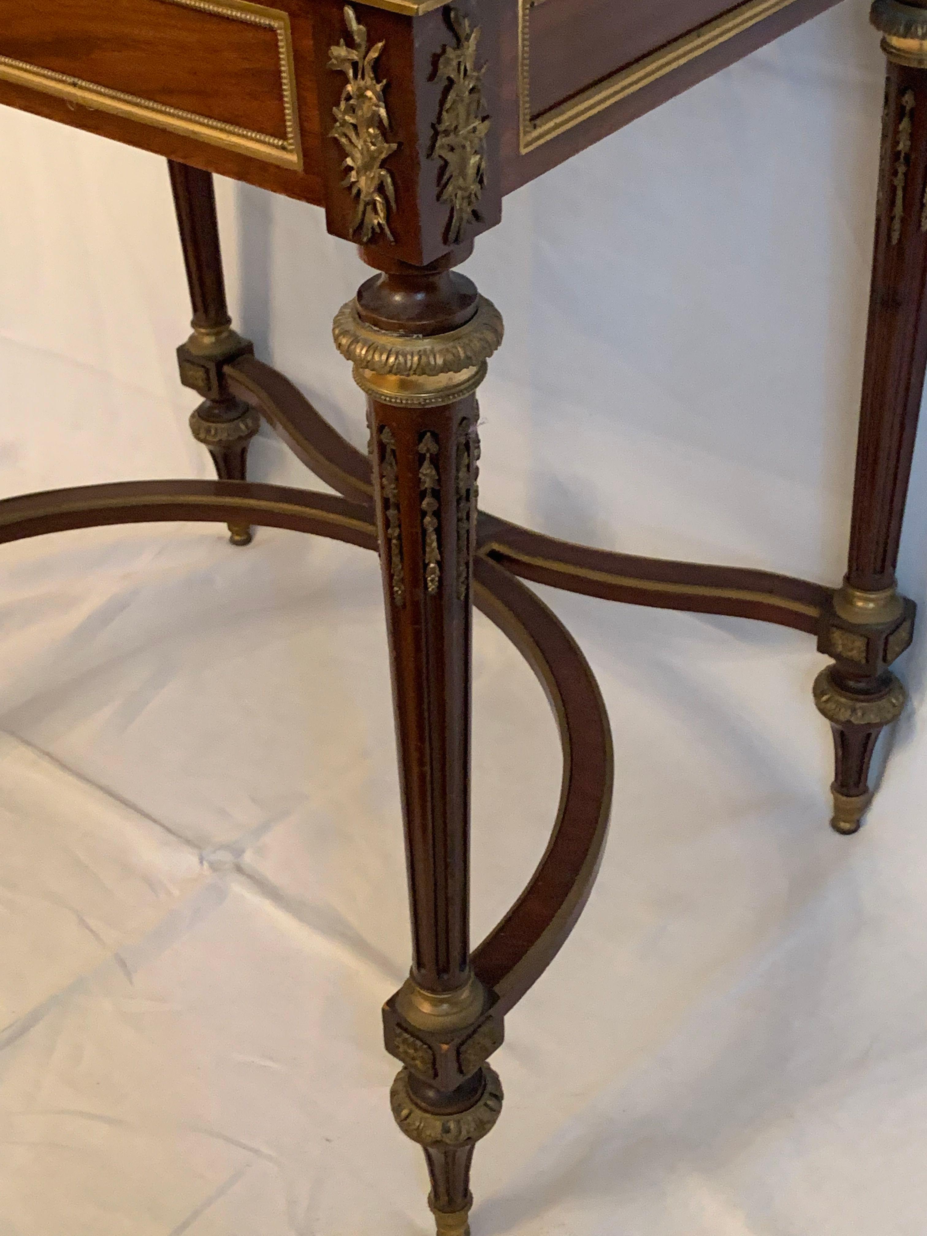 20ième siècle cylindre de bureau de style louis XVI en acajou et bronze en vente