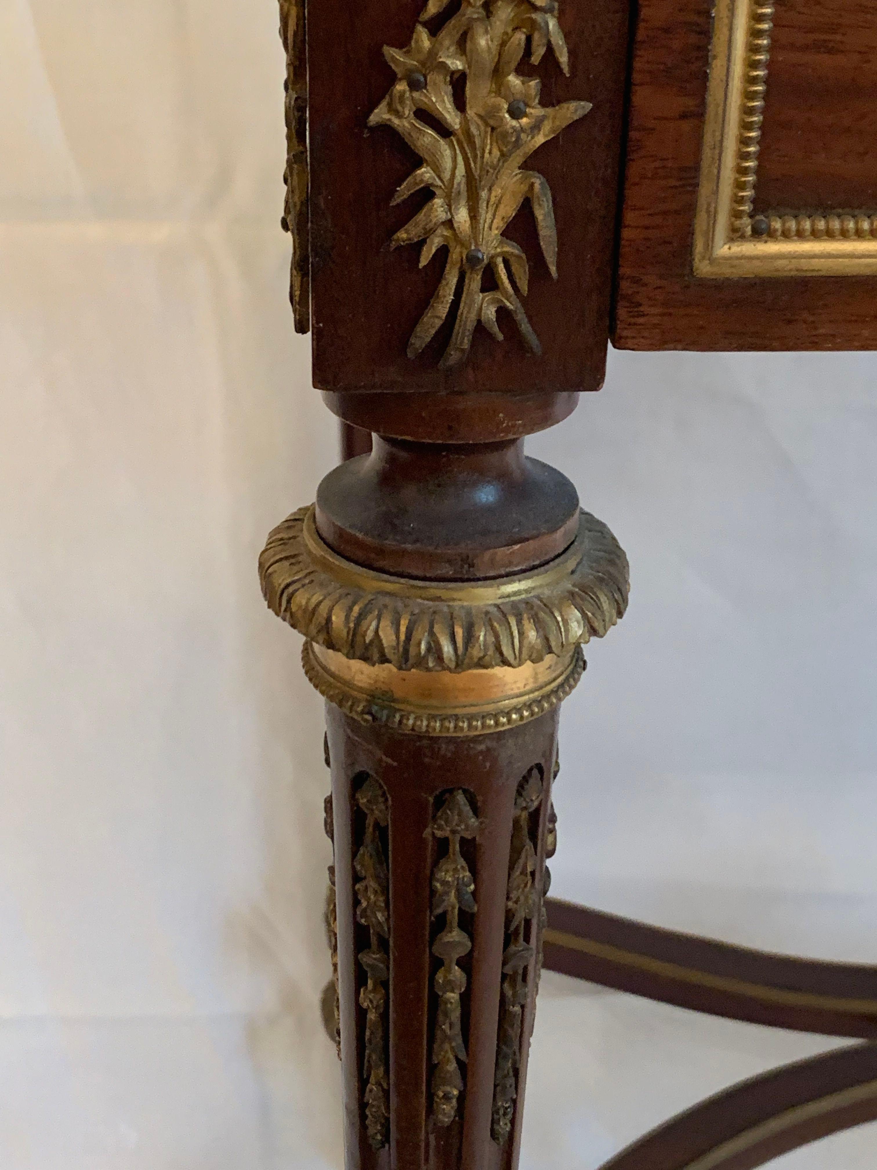 cylindre de bureau de style louis XVI en acajou et bronze en vente 2