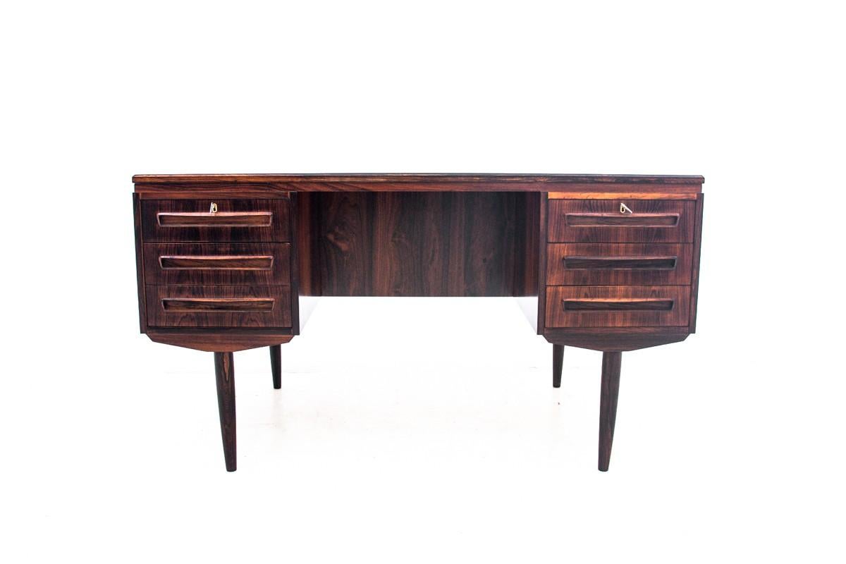 Scrivania danese degli anni '60

Ottime condizioni.

Dopo la ristrutturazione

Wood: teak

Dimensioni: H. 73 cm / L. 130 cm / D. 70,5 cm.