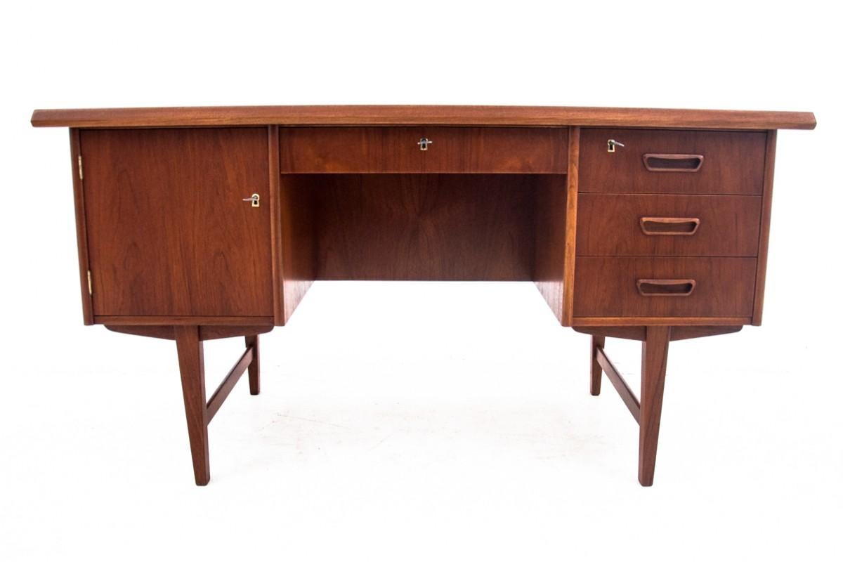 Dänischer Schreibtisch aus Teakholz aus den 1960er Jahren.

Schreibtisch in sehr gutem Zustand, nach professioneller Renovierung.

Abmessungen: Höhe 75 cm / Breite 139 cm / Tiefe 69 cm