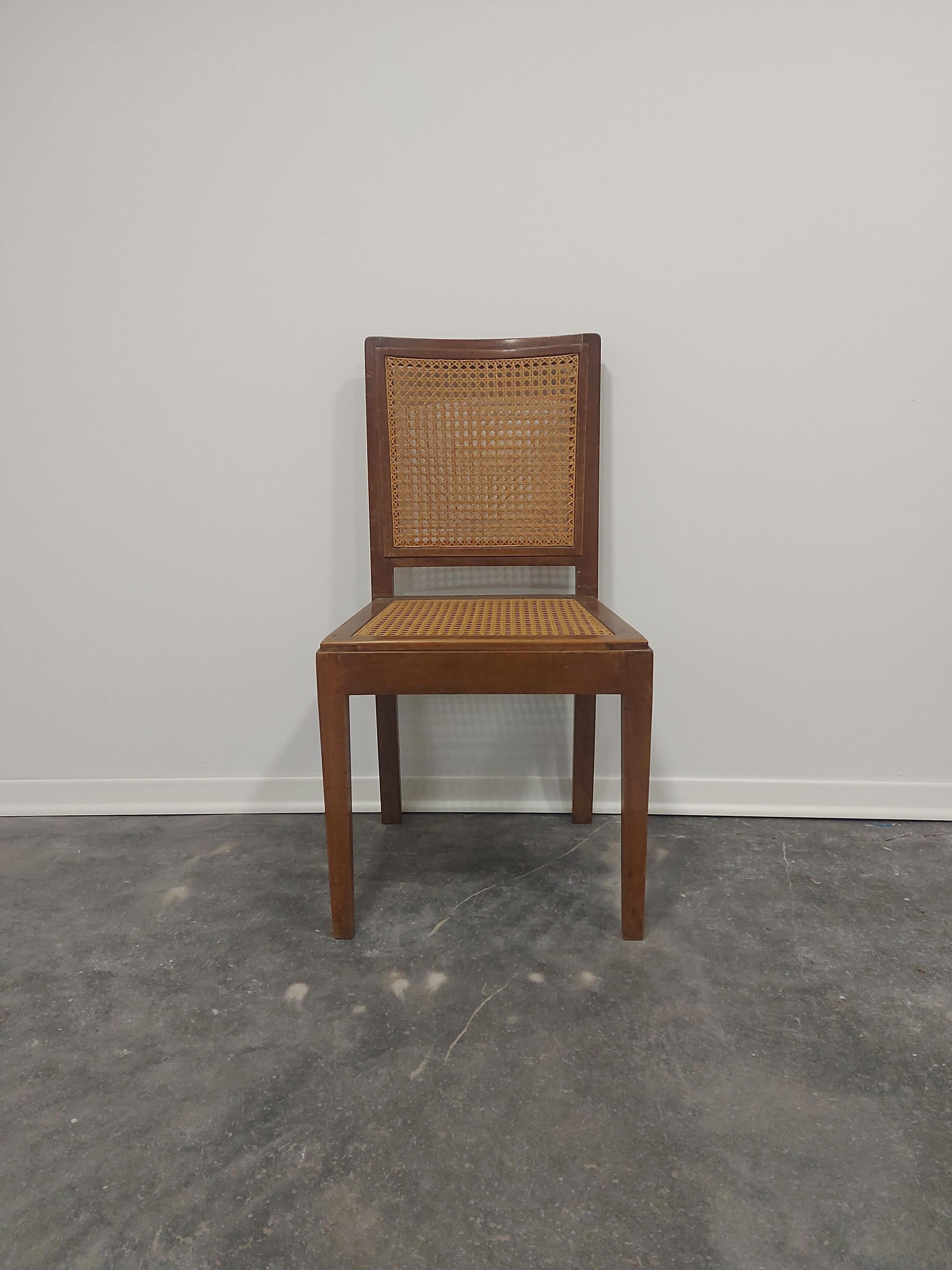 Cane Chair im Vintage-Zustand (gut erhalten) sehr seltener Fund.

Produktionszeitraum: 1940s

MATERIALIEN: Hartholz, Schilfrohr

Zustand: großartig, Gebrauchsspuren