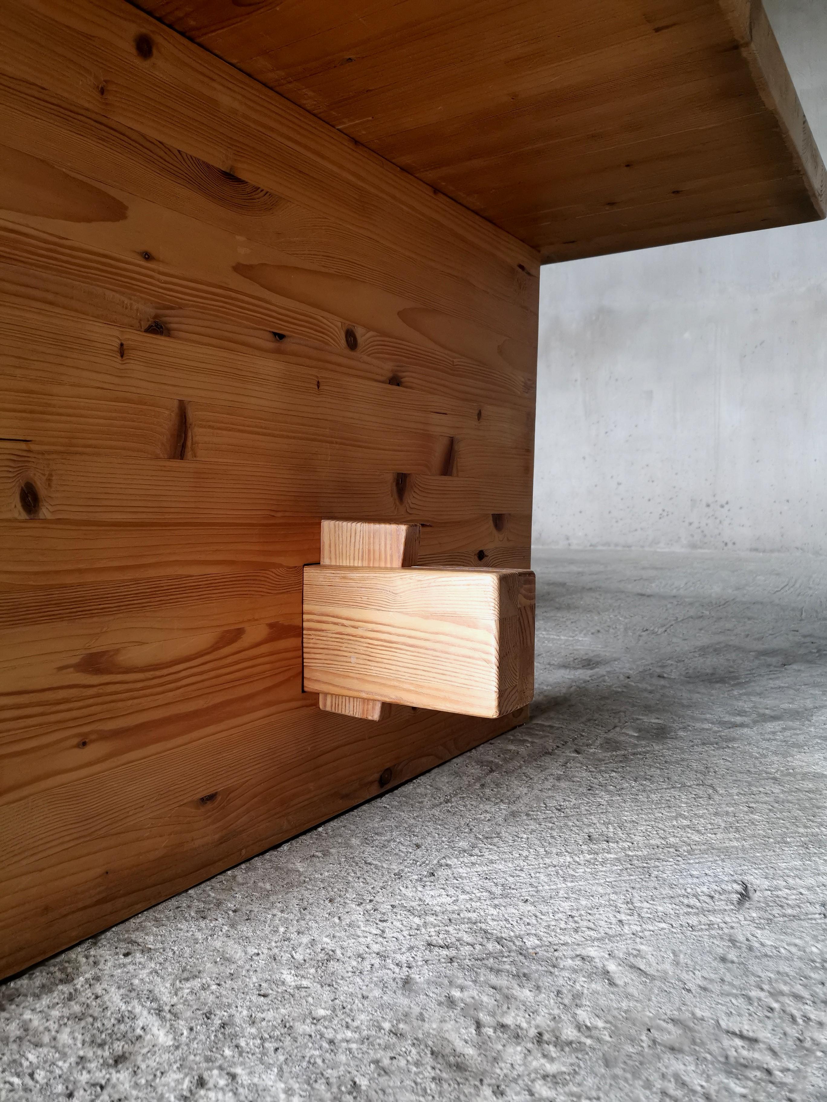 Schreibtisch/Esstisch aus massivem Kiefernholz. Prototyp aus der Wohnung des dänischen Architekten   (Tischlerei) im Angebot