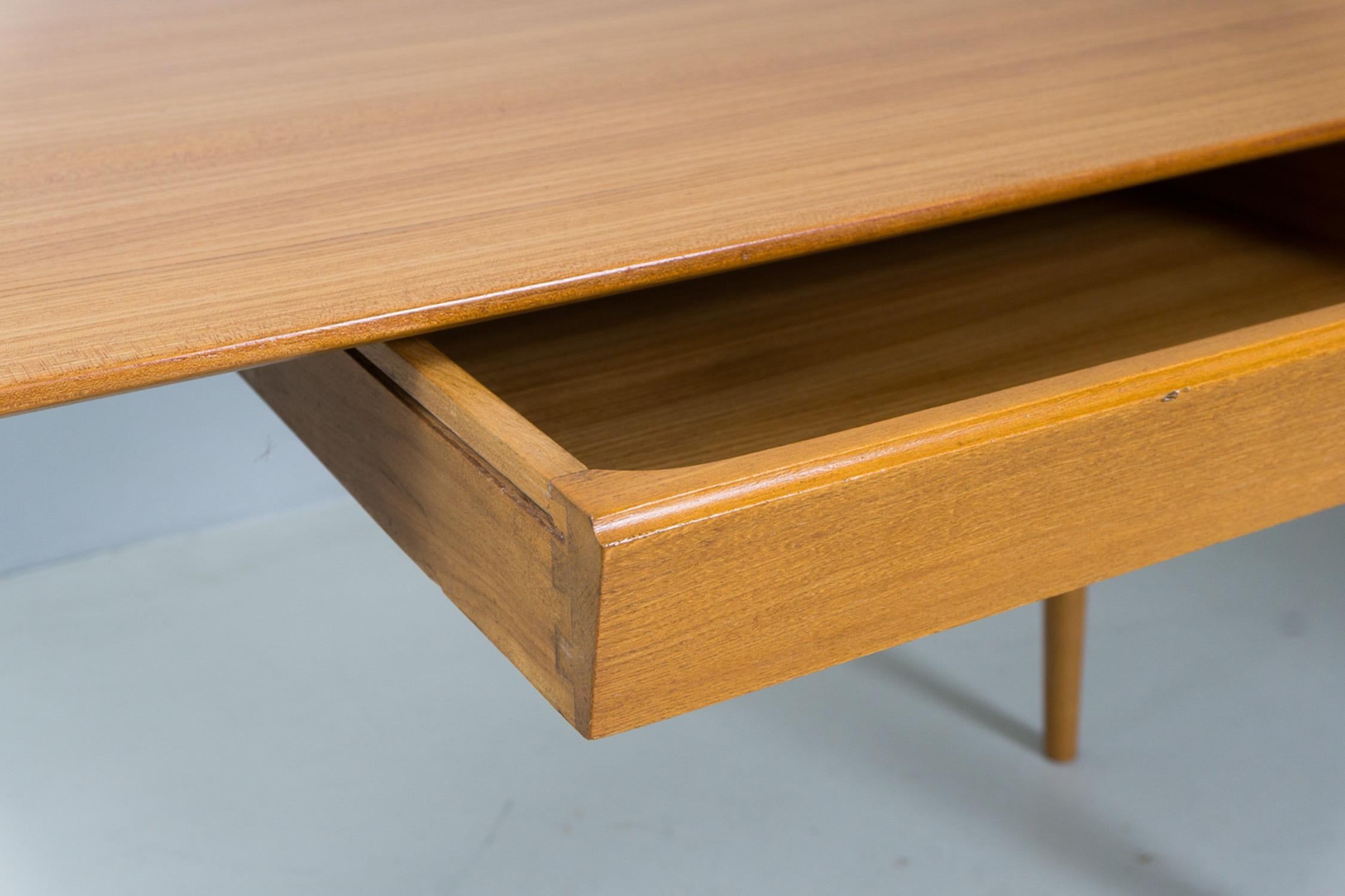 Desk, Elm Wood, Osvaldo Borsani, 1953 For Sale 3