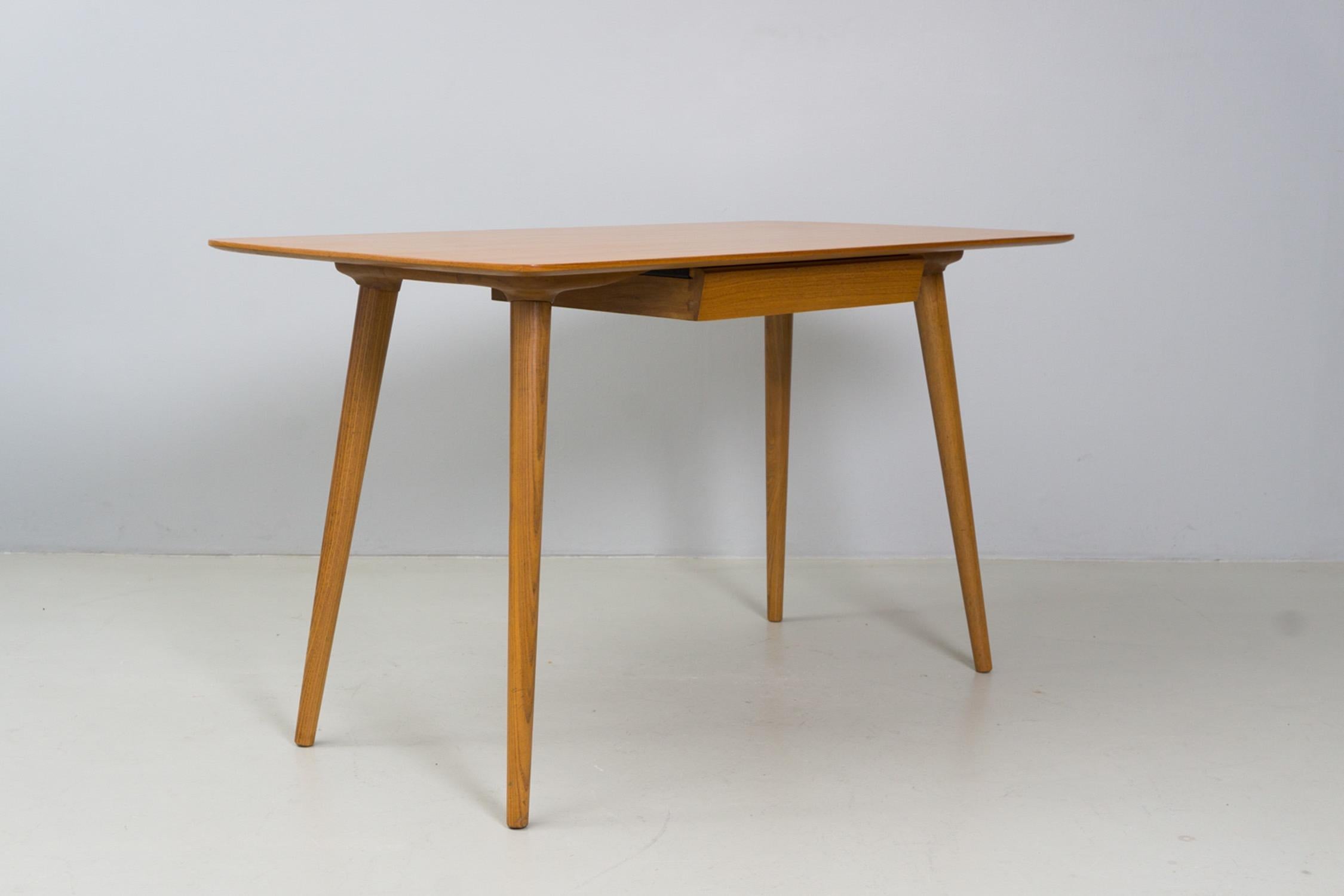Escritorio minimalista y elegante con cajón. Construcción de madera maciza, parte superior de madera de olmo maciza, patas con rosca de madera. Expuesto en la Trienale de Milán en 1954. 


Osvaldo Borsani nació en 1911 en Italia. Estudió