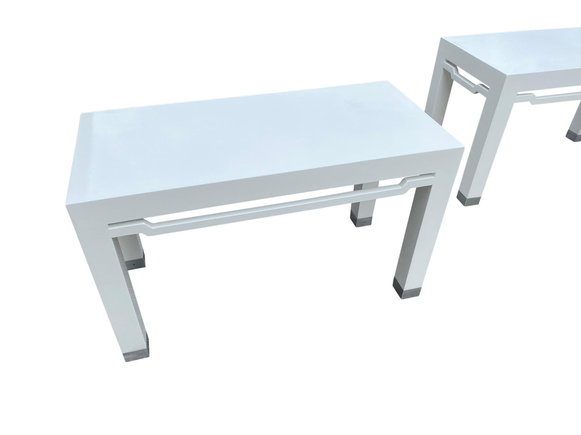 Tables d'entrée de bureau / tables d'extrémité avec pieds en métal en laque blanche. Attribué à Karl Springer.