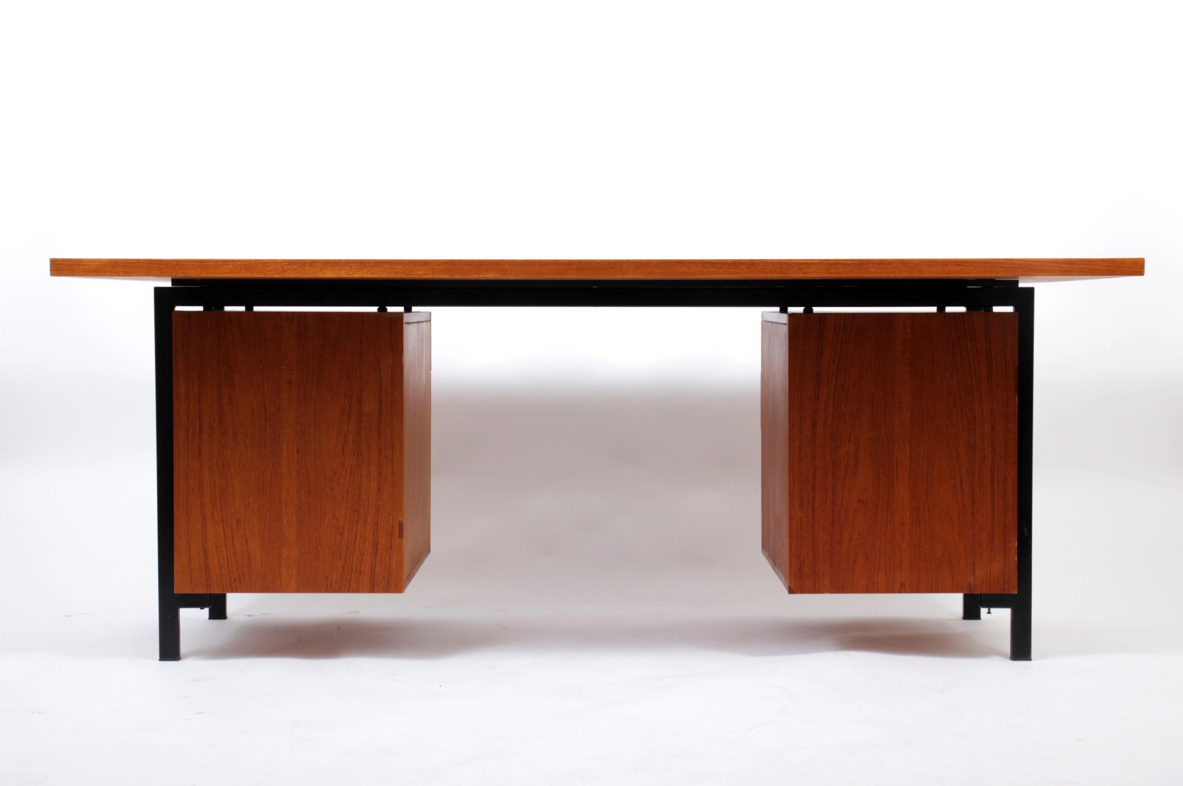 The desk, created from a Japanese inspiration and therefore part of the so-called Japanese series, is in perfect condition because all old layers of lacquer have been removed, giving the Teak wood life and depth again. The wood is treated with a