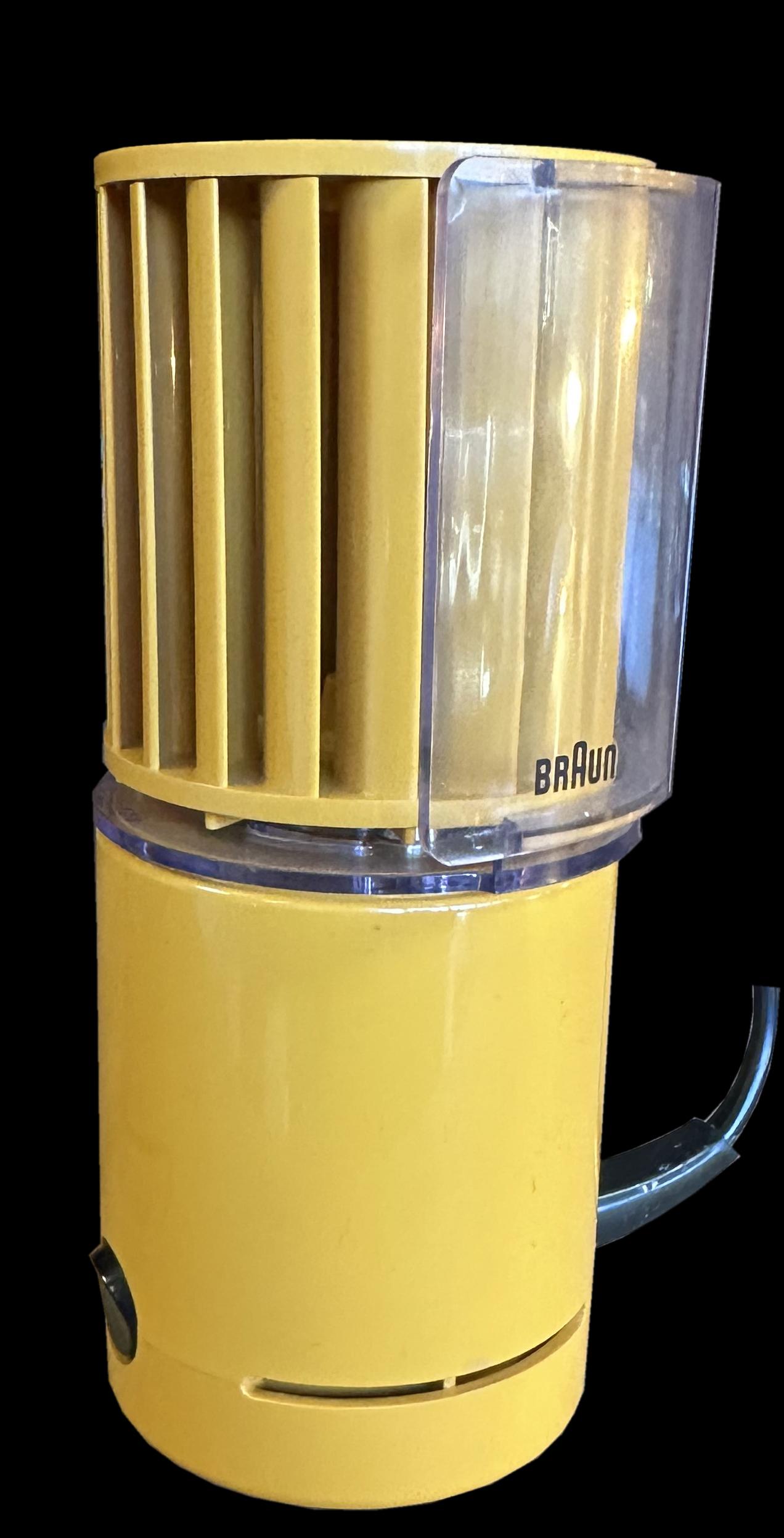 Il s'agit d'un exemplaire original, neuf et emballé, de ce ventilateur au design classique produit par le gourou du design Dieter Rams pour Braun.
Les dimensions indiquées sont sans le support acrylique.