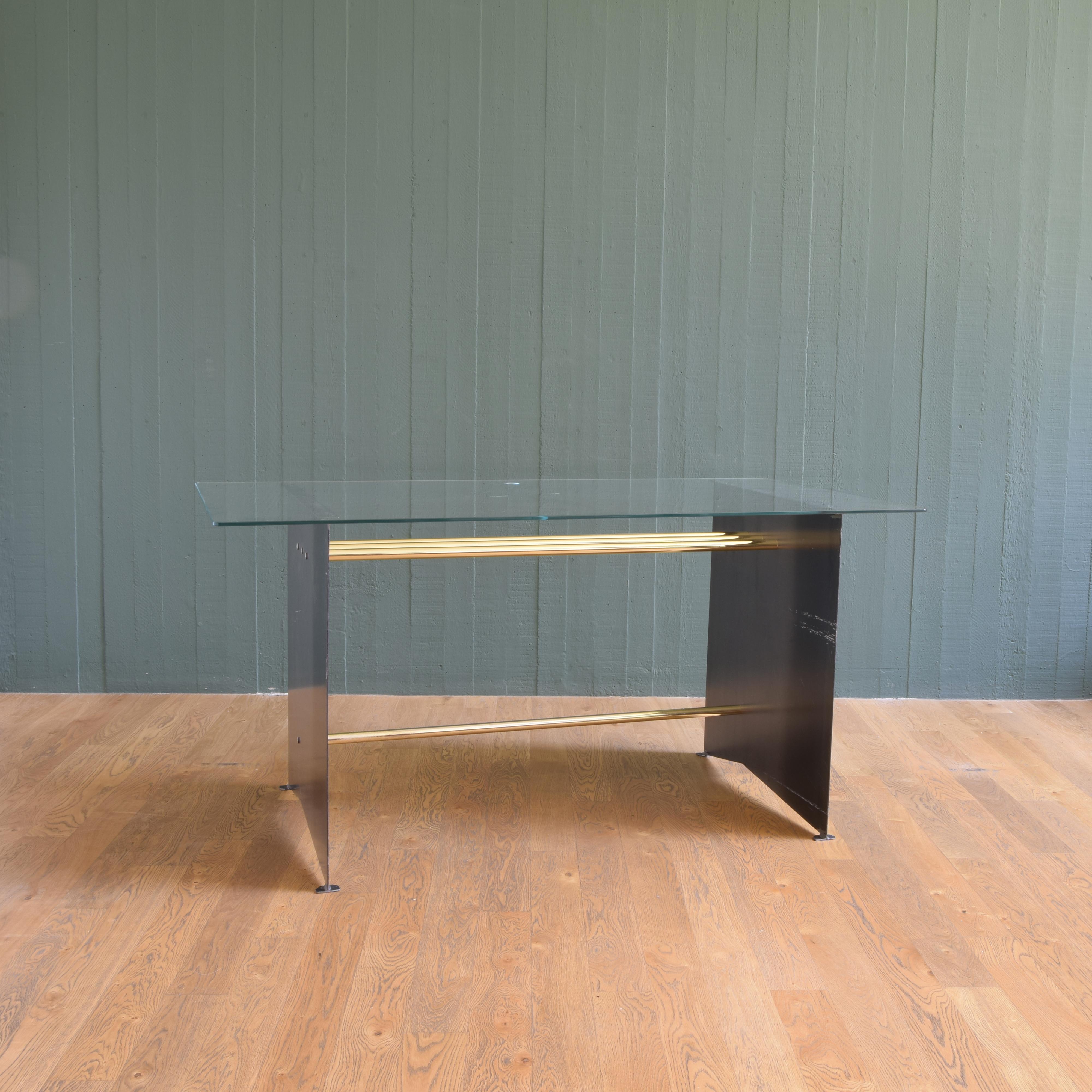 Introducing the “Foil” desk, a design piece that combines functionality and pure aesthetics. Its name, “Foil,” evokes the lightness and brilliance of its surfaces: a transparent glass top that allows light to filter through, and a polished metal