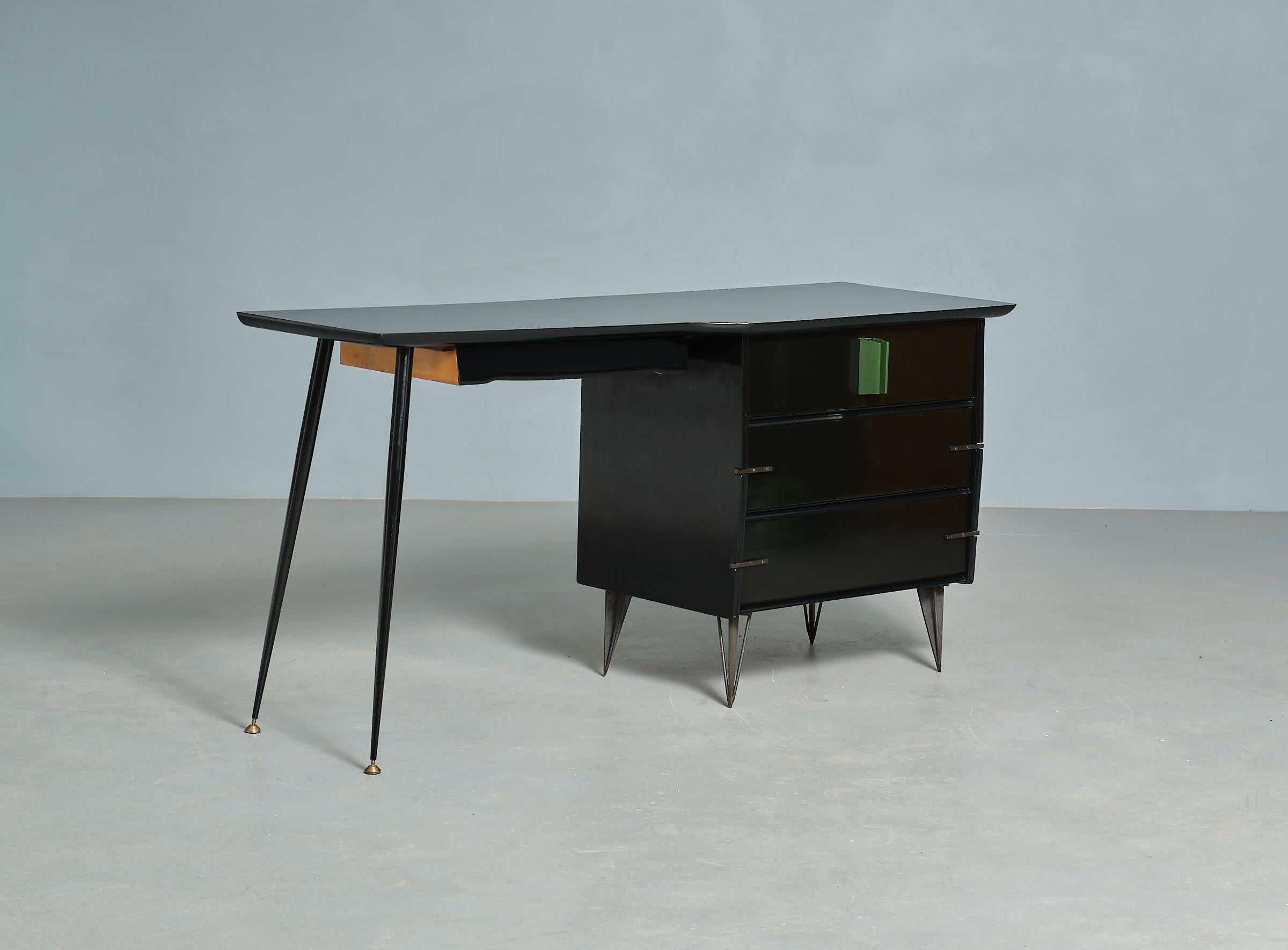 Exquisiter neu gestalteter Schreibtisch aus den 1950er Jahren von RETRO4M im Angebot 3