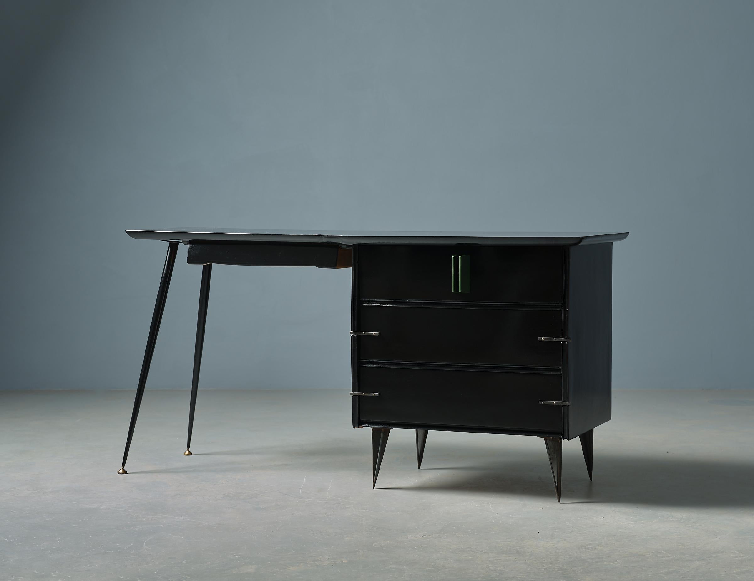 Exquisiter neu gestalteter Schreibtisch aus den 1950er Jahren von RETRO4M im Angebot 4