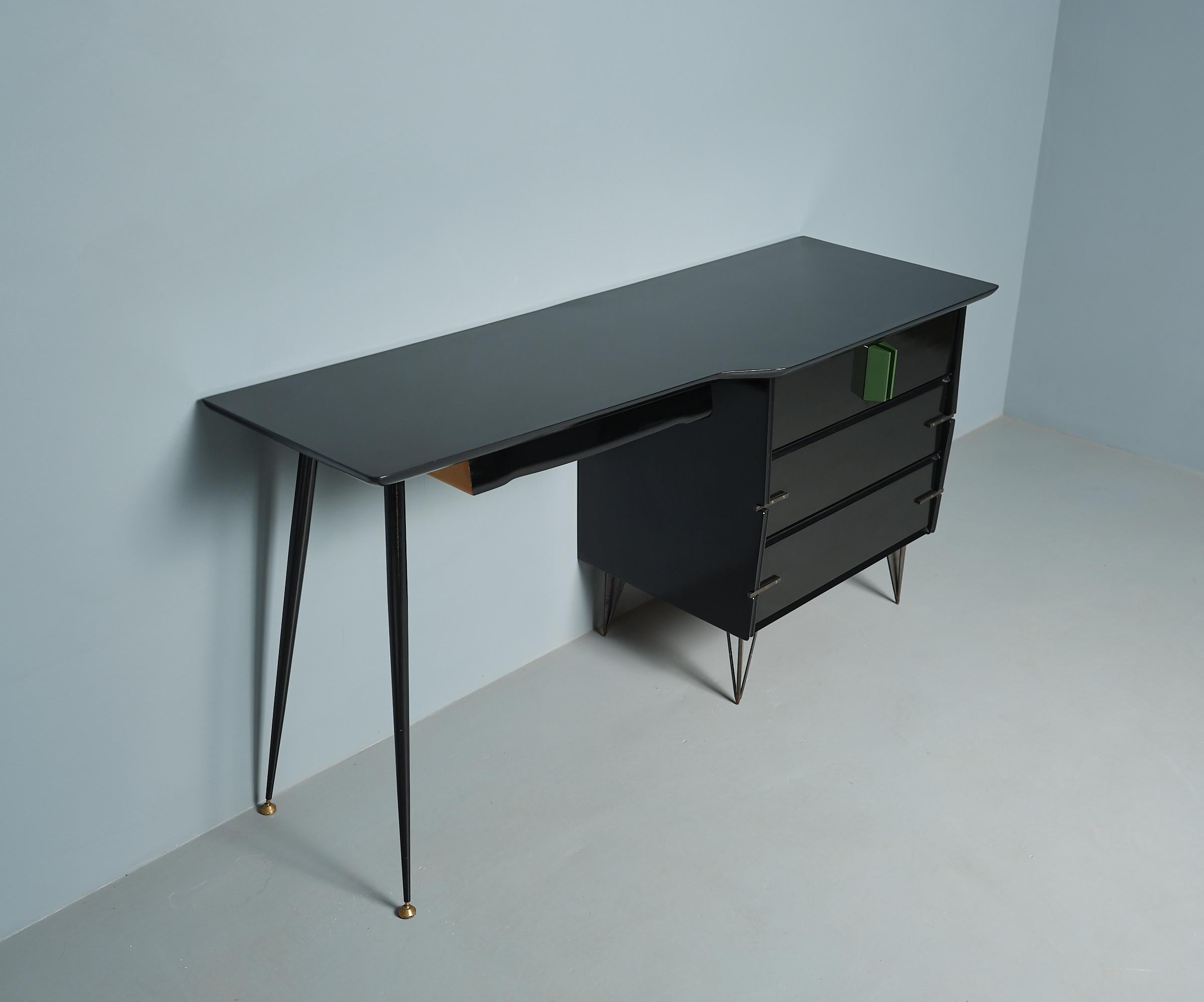 Exquisiter neu gestalteter Schreibtisch aus den 1950er Jahren von RETRO4M (Italienisch) im Angebot