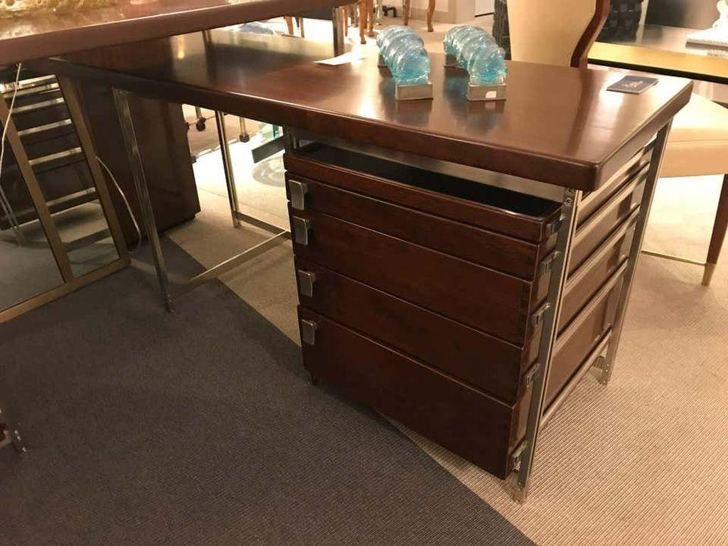 Desk In Good Condition For Sale In New York, NY