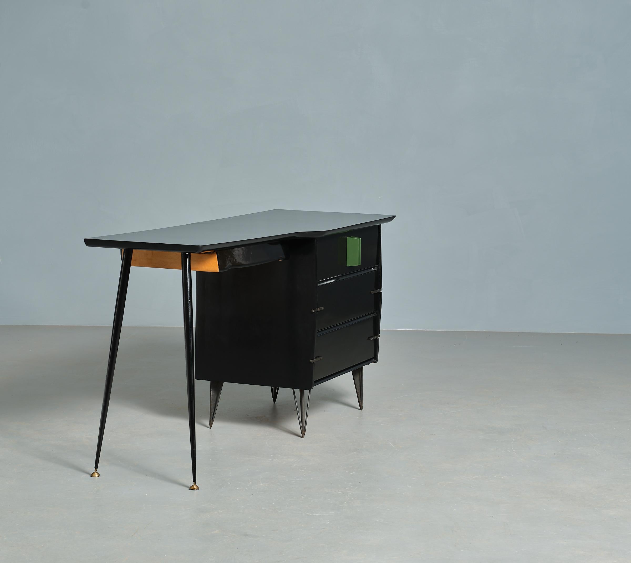 Exquisiter neu gestalteter Schreibtisch aus den 1950er Jahren von RETRO4M (Messing) im Angebot