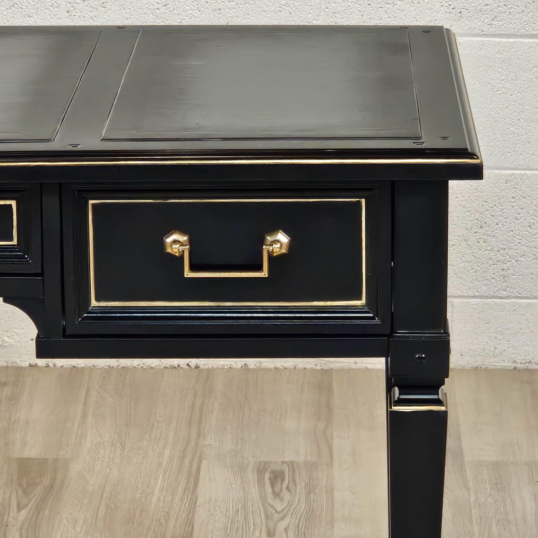 Te presentamos un escritorio de bonito acabado fabricado en Italia por Selva en madera de cerezo, con superficie de escritura de cuero. Nuestro equipo de expertos ha vuelto a teñir recientemente este artículo con un lacado negro y lo ha acentuado