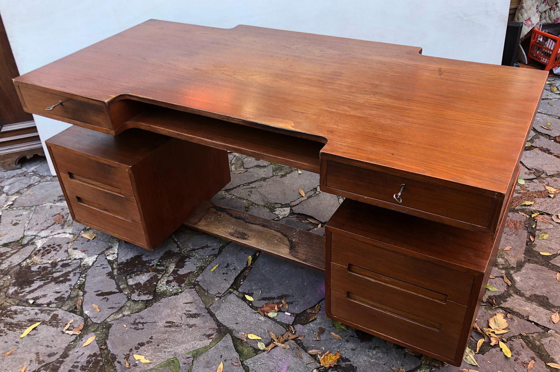 Desk from 1950 with 10 drawers, Italian design, original. 
Very rare
It shows signs of wear localized where the feet rest and on the work surface
Coming from a villa in Florence.
As shown in the photographs and videos, there are some small imperfect