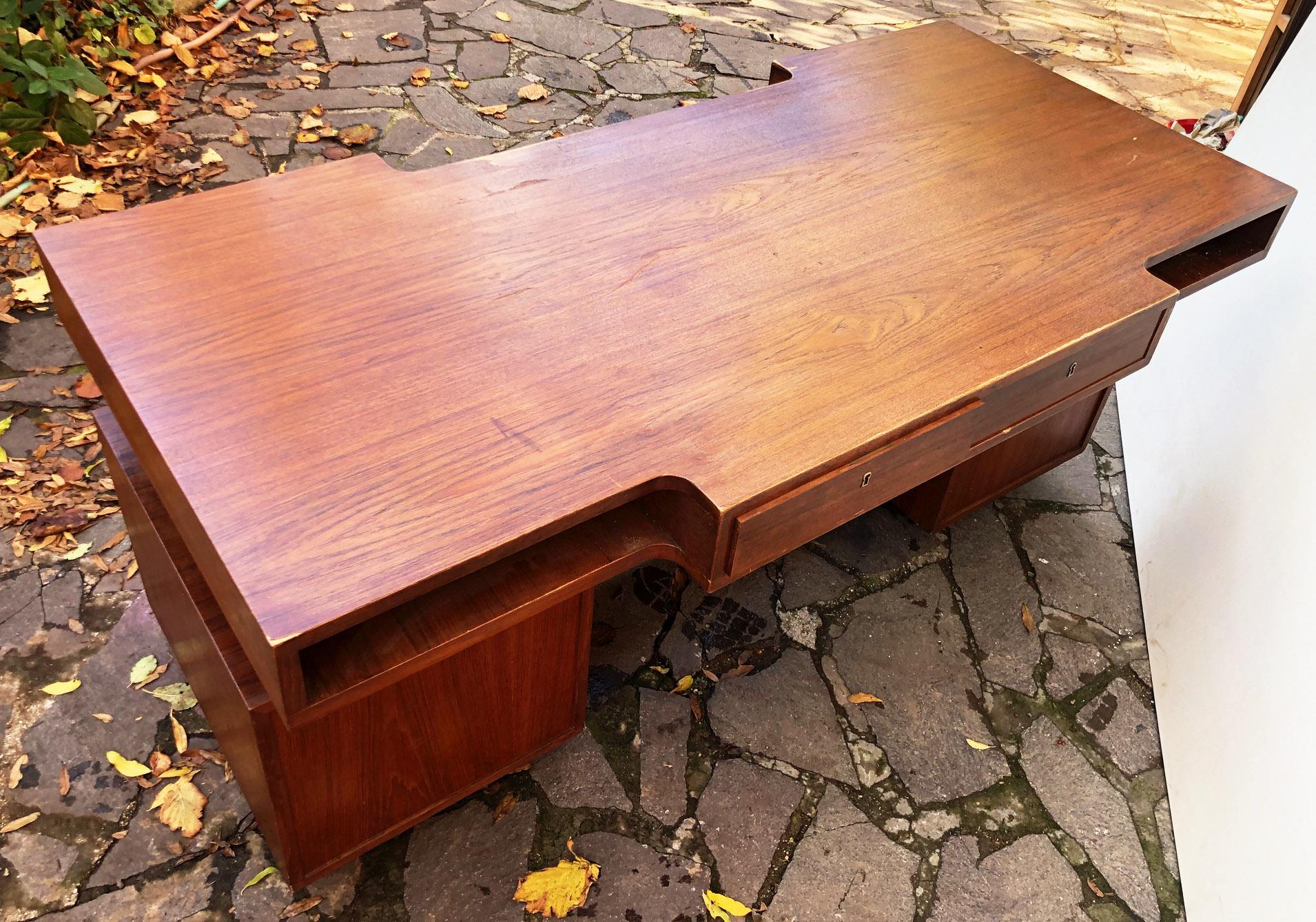 Desk from 1950 with 10 Drawers, Italian Design, Original 2