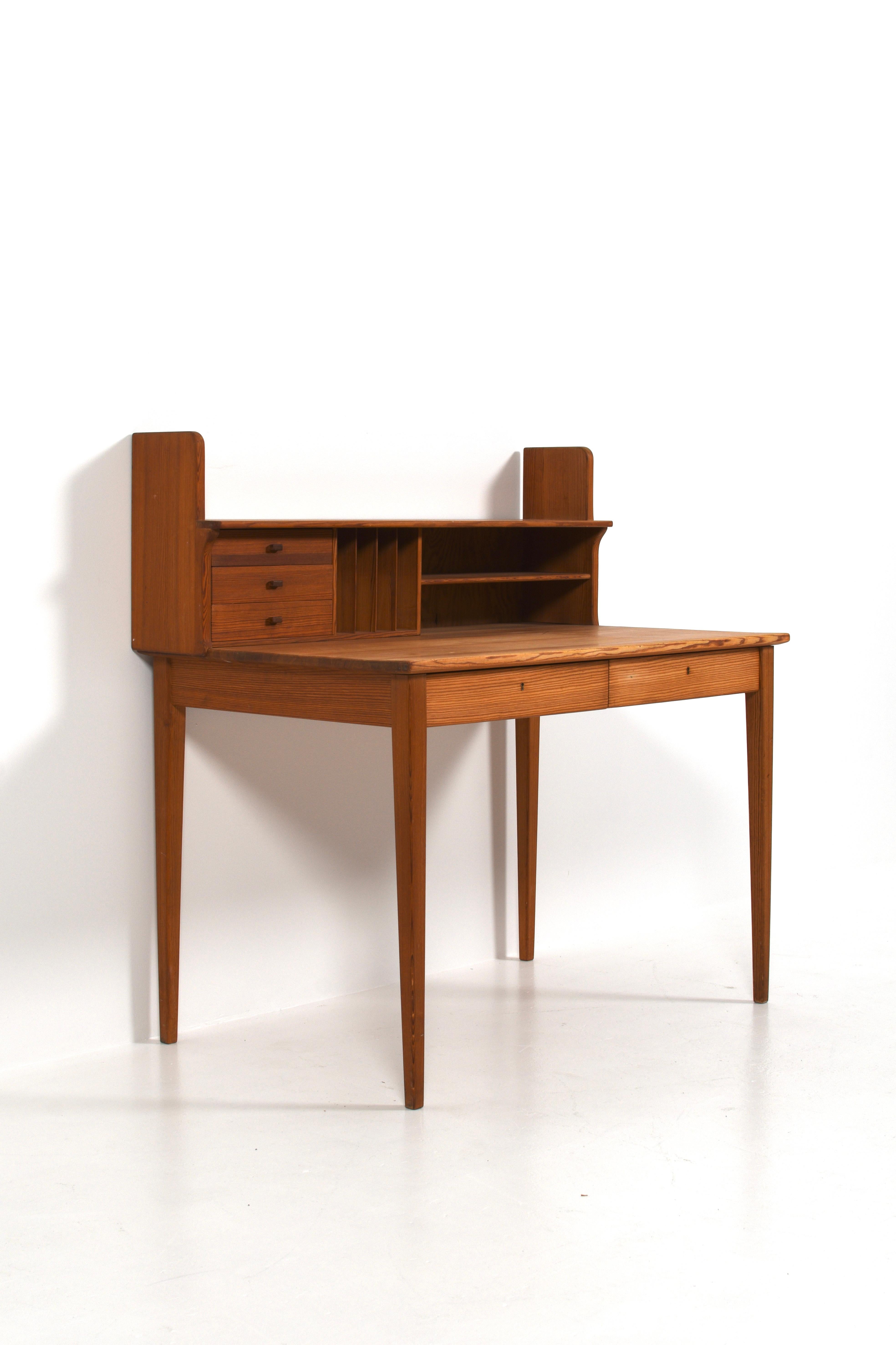 Schreibtisch Fryklund aus Kiefernholz von Carl Malmsten (Mitte des 20. Jahrhunderts) im Angebot