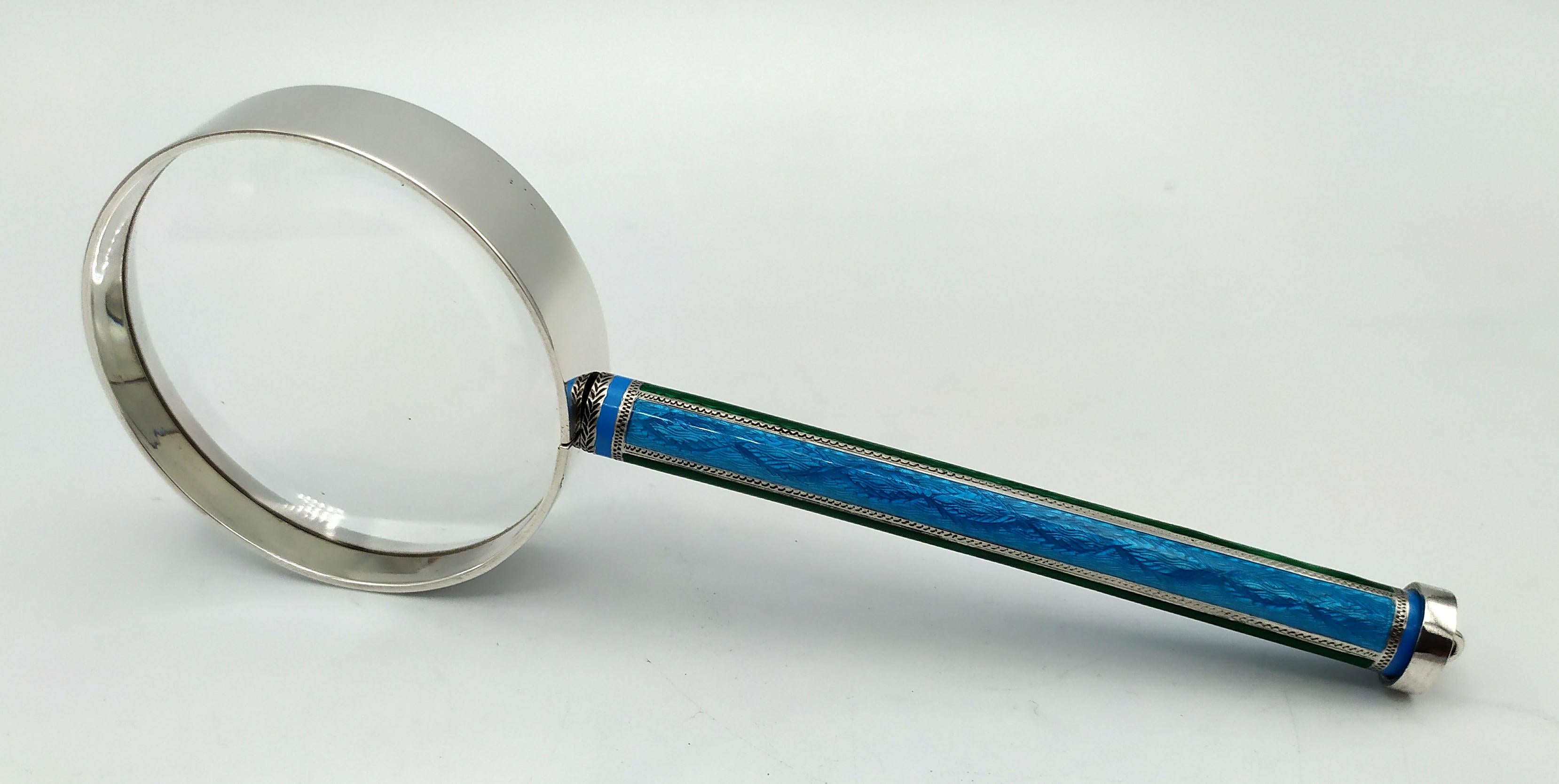 Schreibtischlupe aus 925/1000 Sterlingsilber mit feueremailliertem Griff in Form eines Lapislazuli-Steins. Zeitgenössischer, moderner Stil. Linsendurchmesser cm. 7, Gesamtlänge cm. 19.5. Silbergewicht gr. 97. Entworfen von Giorgio Salimbeni im Jahr