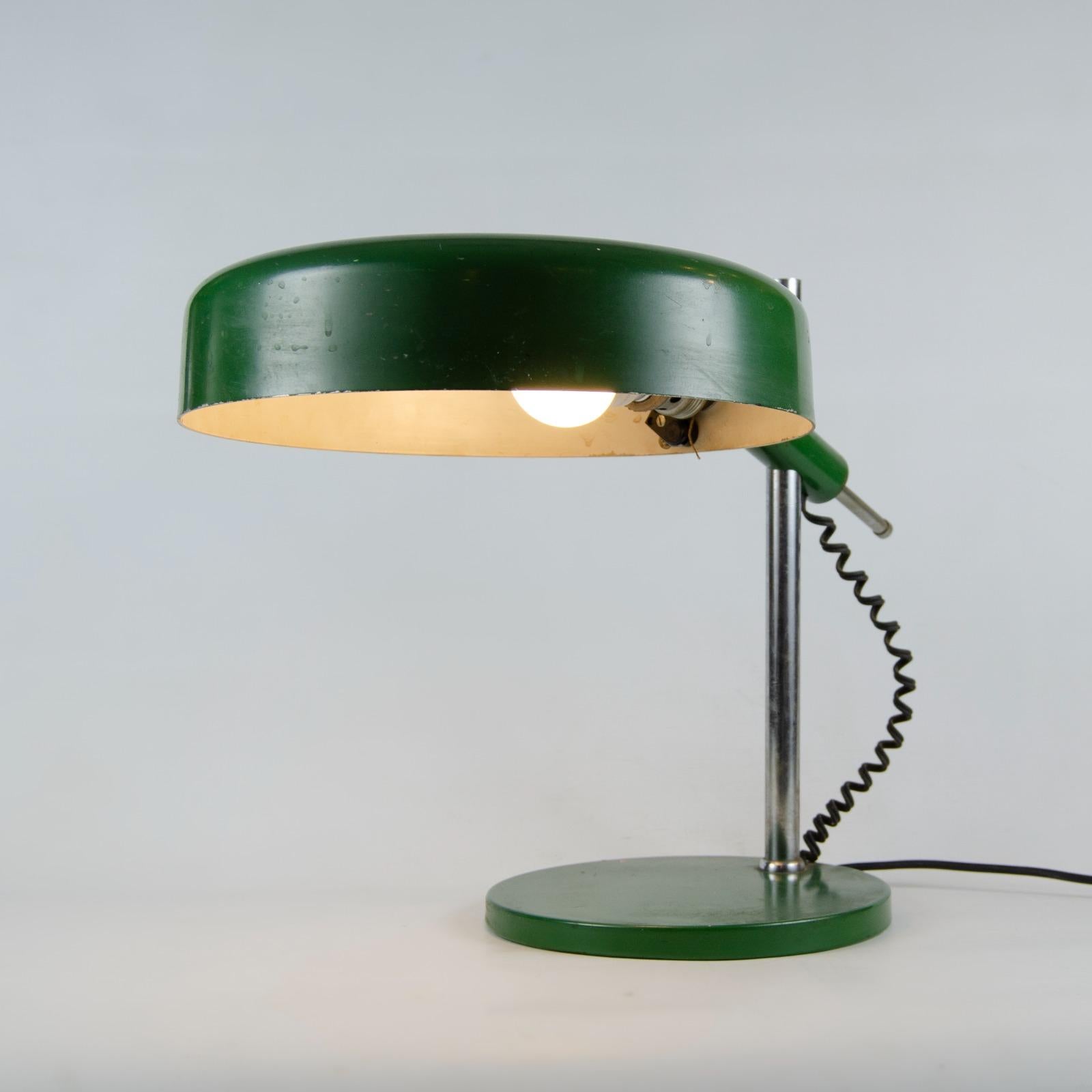 Une lampe rétro avec un beau vert anglais lampe de bureau classique fabriquée en Italie dans le style du designer Oscar Torlasco. Il a été conçu vers 1960. Cette lampe de bureau est fabriquée avec des matériaux de la plus haute qualité, composés de