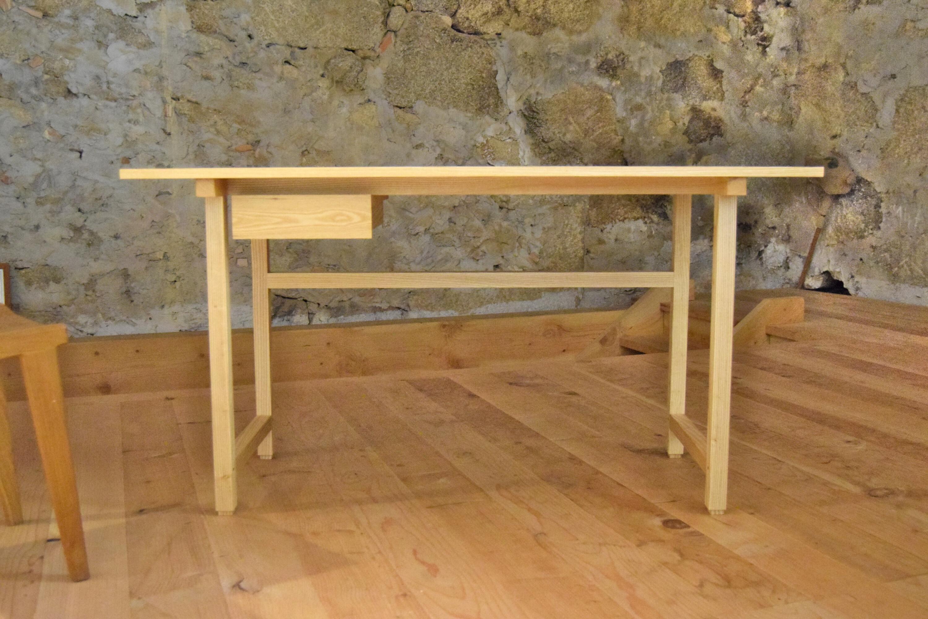 Ash Wood Desk with Oil Finish and Customizable Options

This desk, crafted from ash wood and finished with natural oil, showcases traditional joinery techniques and a dovetailed drawer, reflecting both craftsmanship and durability. The minimalist