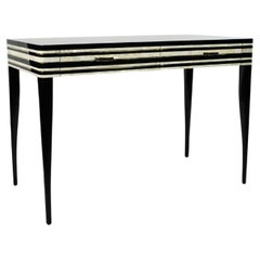 Schreibtisch mit schwarz-weißer Intarsienarbeit von Ginger Brown
