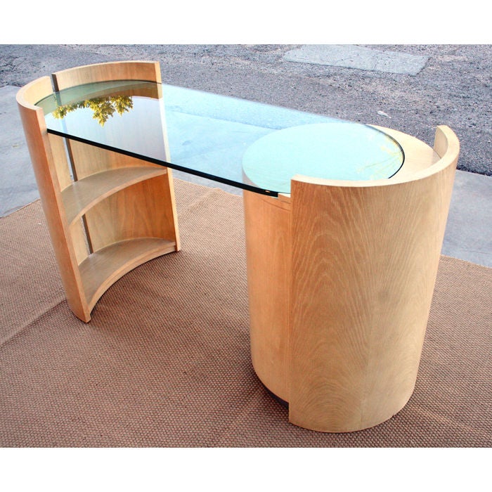 Wunderschöner Schreibtisch in Eiche Cerused mit rundem Schubladensockel und Glasplatte für Century Furniture. Unglaublich vielseitiges Stück mit großem Umfang. Metall-Etikett in der Schublade liest 