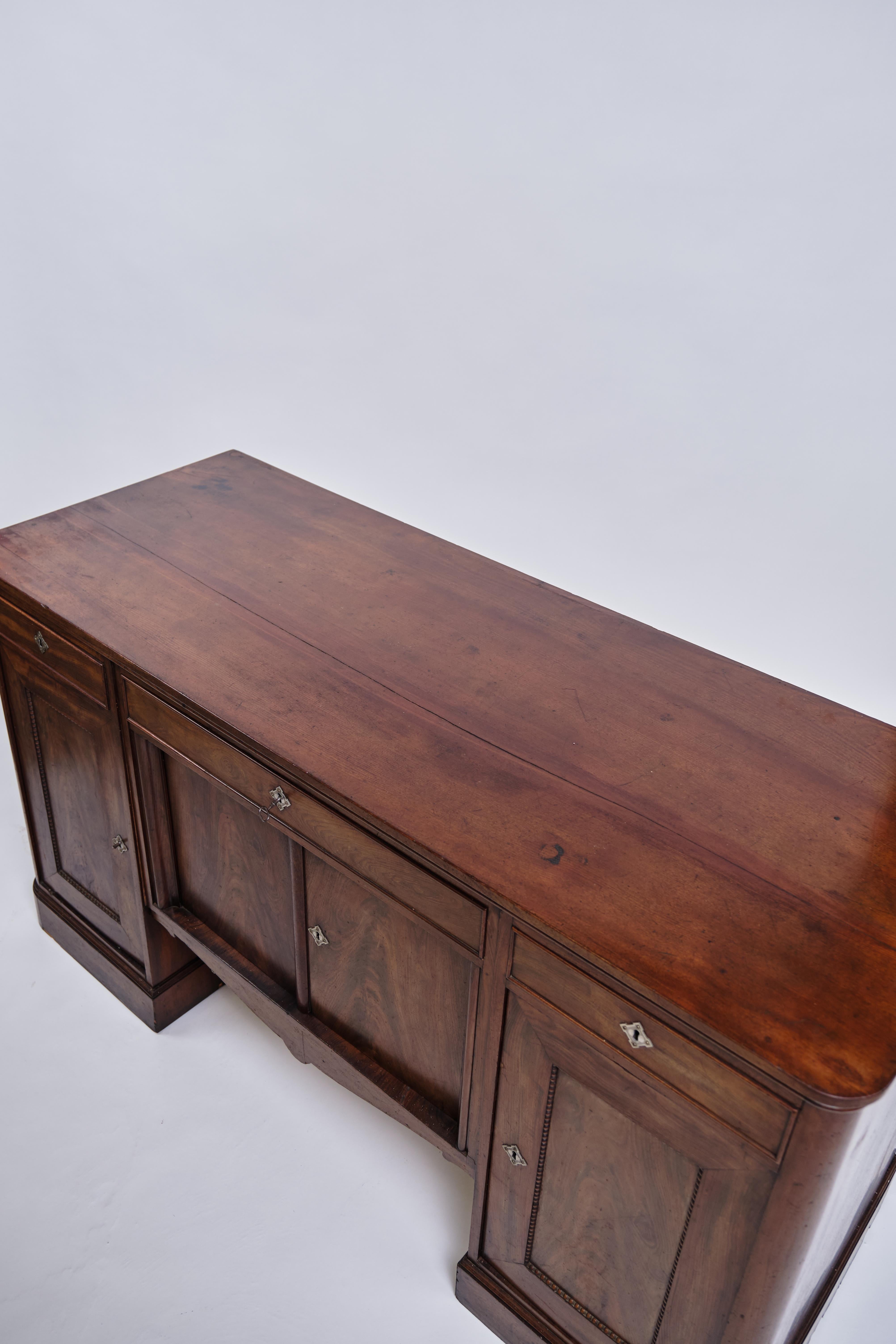 Desk / Sideboard in mahogany from the 1860s. English style. H: 94 cm, W: 171 cm, D: 66.5 cm. Classic antique furniture.

— Origin: England
— Period: 1860s
— Style: English
— Material: Mahogany
— Dimensions: H: 94 cm, W: 171 cm, D: 66.5 cm
—